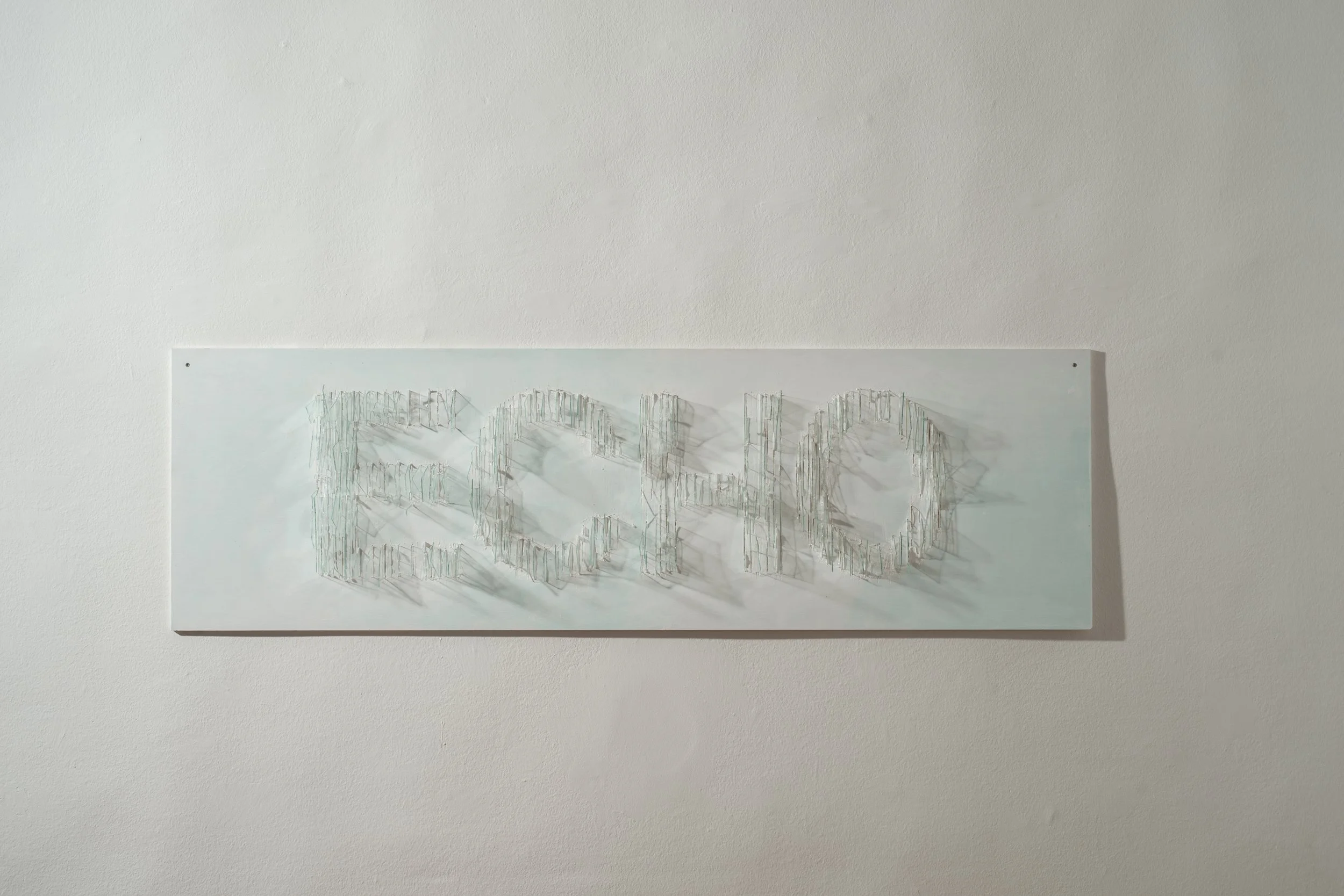 Echo, Glasscherben in Holz, Kunstinstallation, Kulturzentrum bei den Minoriten, Graz, Ausstellung des aktuellen Künstlers Eduard Winklhofer aus Düsseldorf