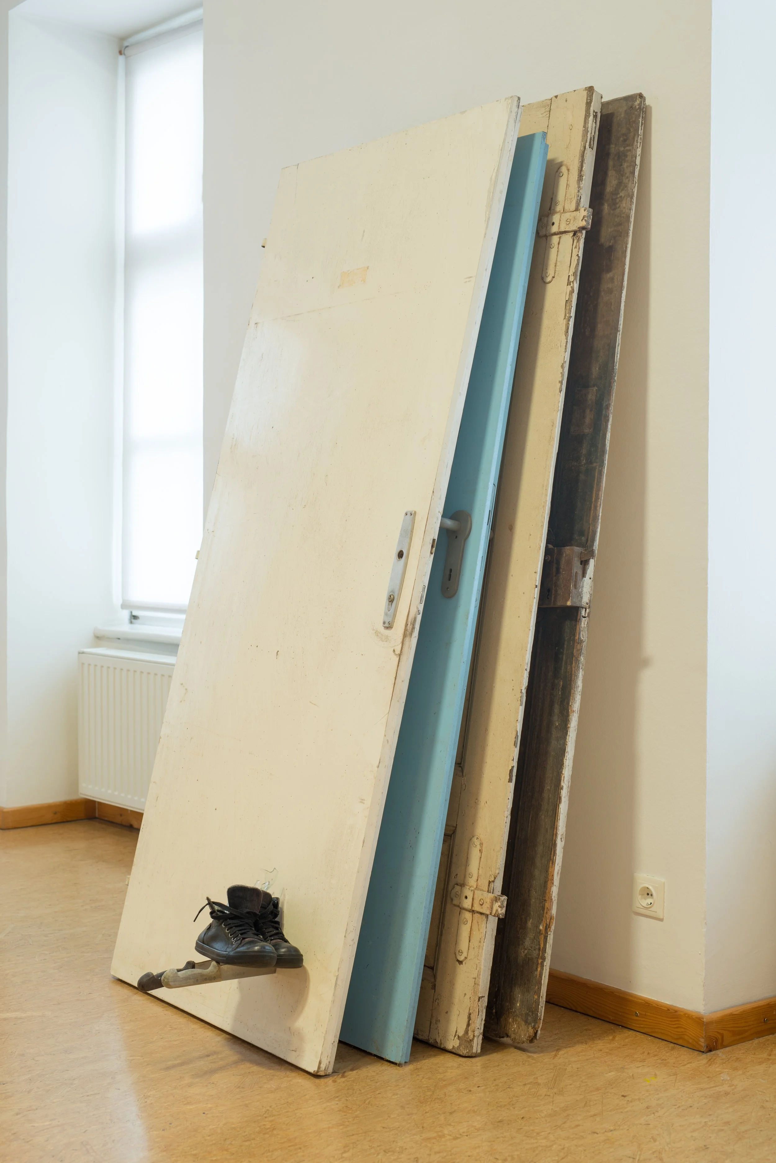 Schuhe auf Messern an Tür befestigt, Installation, Künstler Eduard Winklhofer aus Düsseldorf 