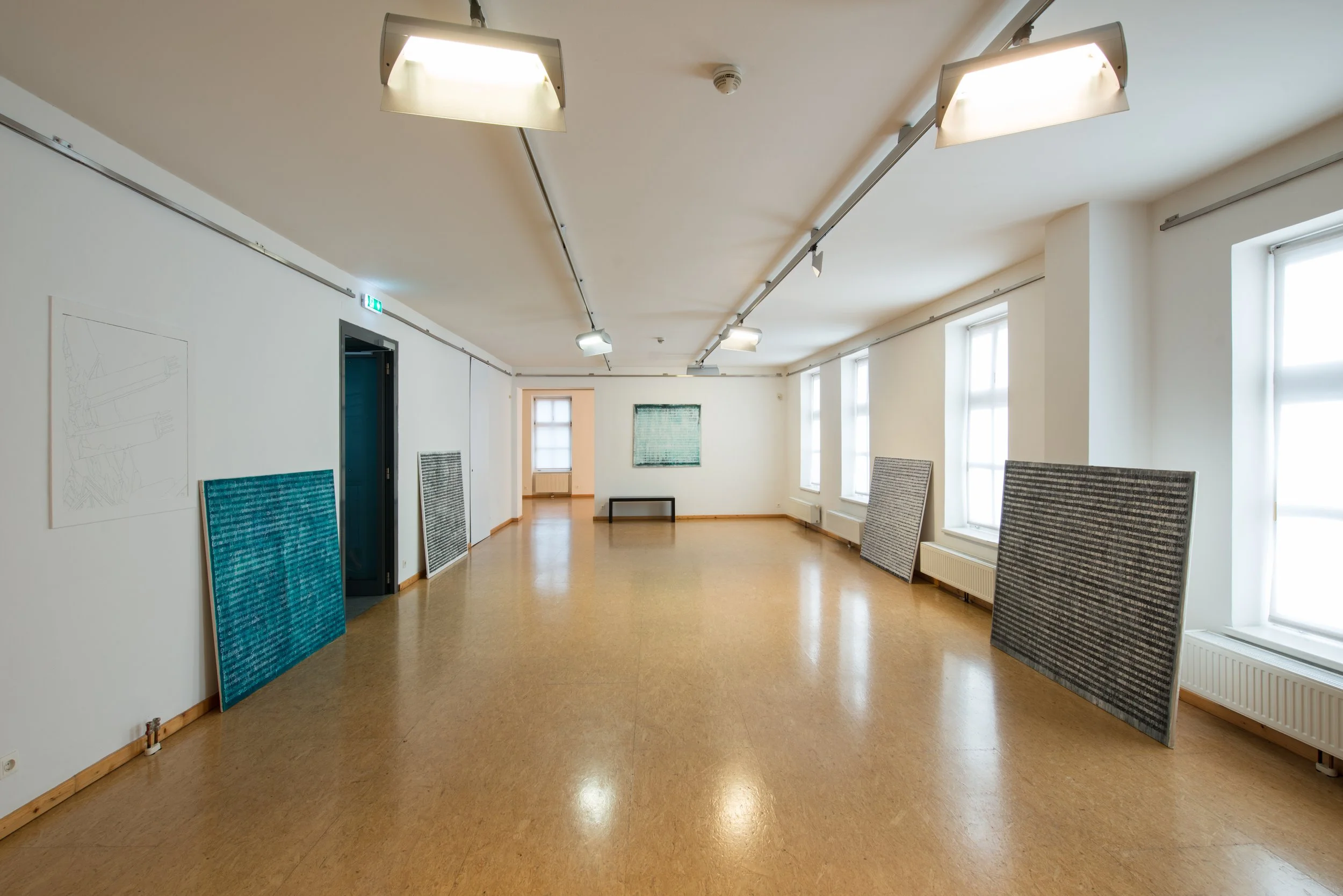 Galerie mit mehreren Wandbildern aus der Serie Schriftbild, Kunsthaus Köflach, von Düsseldorfer zeitgenössischem Künstler Eduard Winklhofer