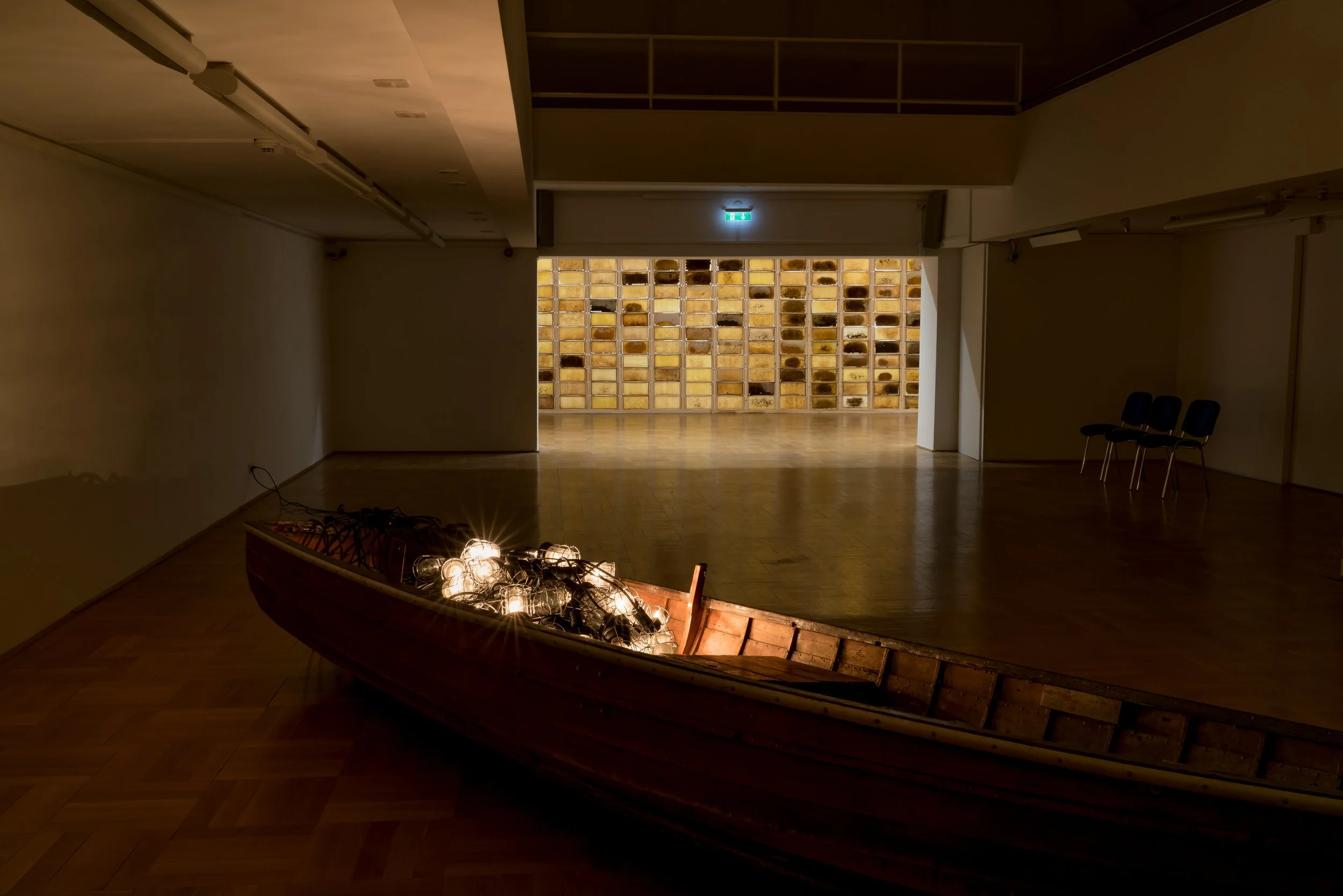 Schiff aus Holz, das mit Lichterketten beladen ist, moderne Installation, Wand aus Bienenwaben, Zeitgenössischen Künstlers Eduard Winklhofer, Kunst & Gewerbeverein, 2018