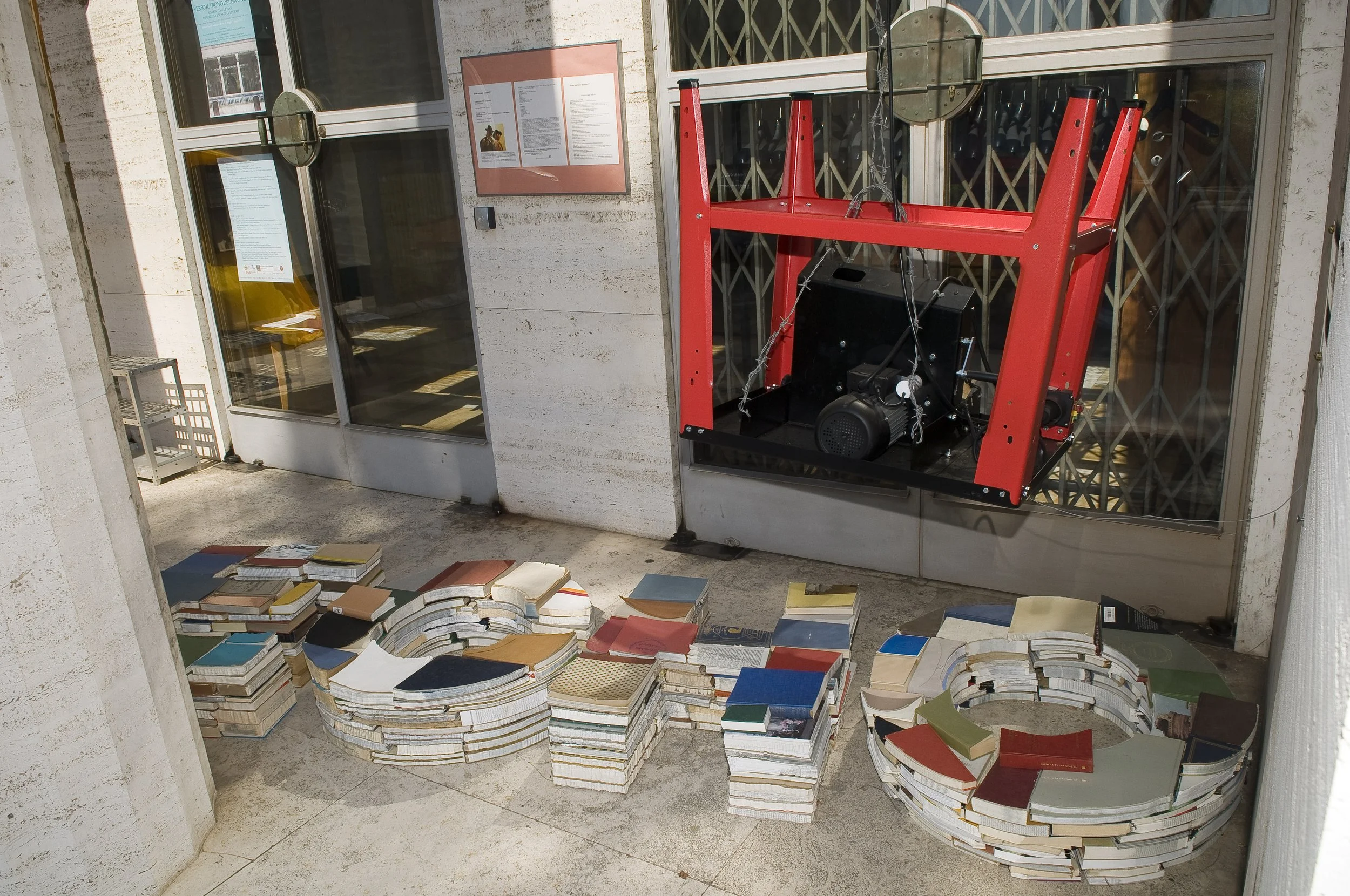 Installation Echo, Bücher, hängende Kreissäge, Österreichisches Kulturinstitut, Arbeiten von Düsseldorfer Künstler Eduard Winklhofer