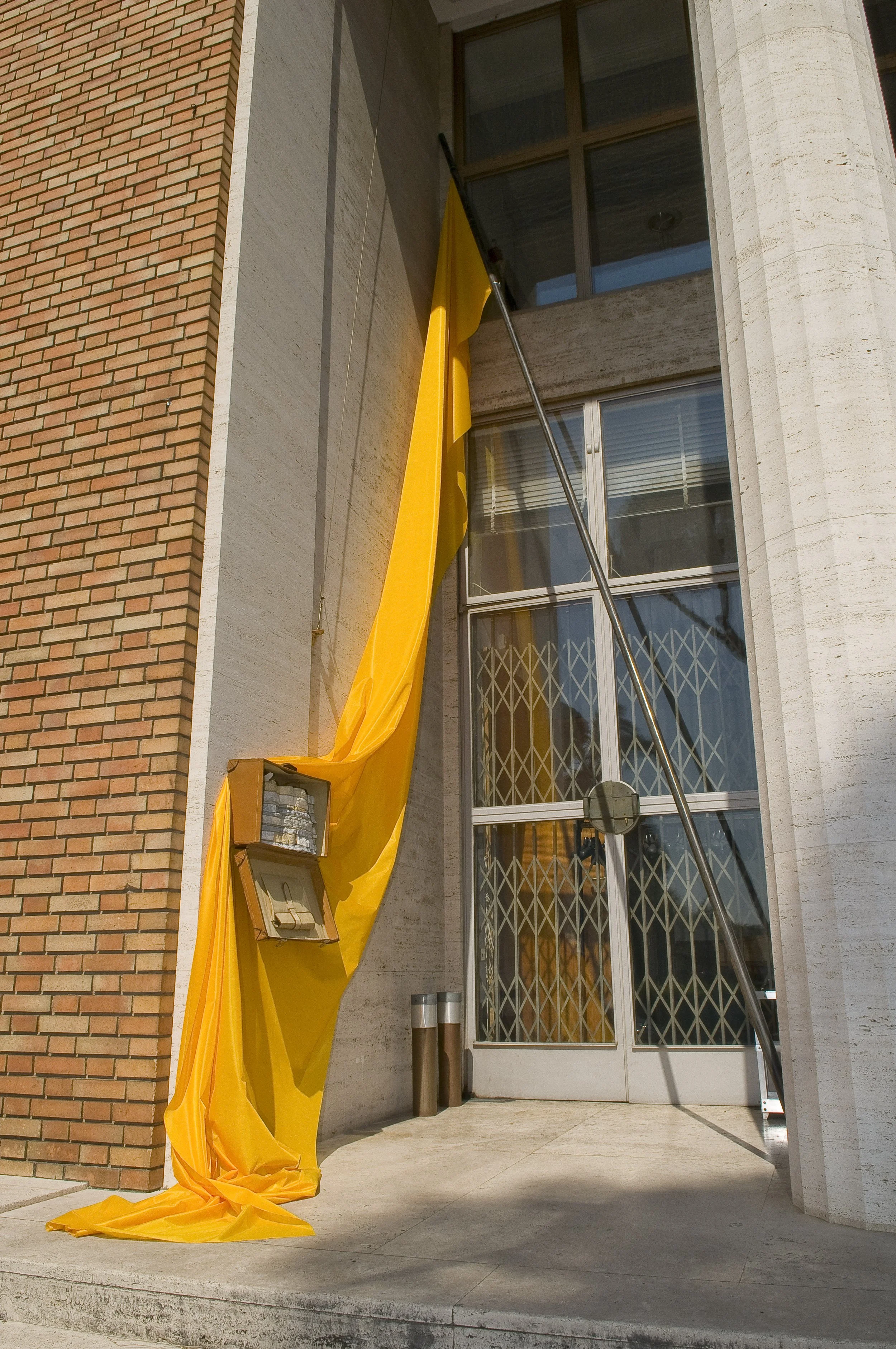 Installation Echo, Bücher, gelbe Flaggen, Österreichisches Kulturinstitut, Arbeiten von Düsseldorfer Künstler Eduard Winklhofer