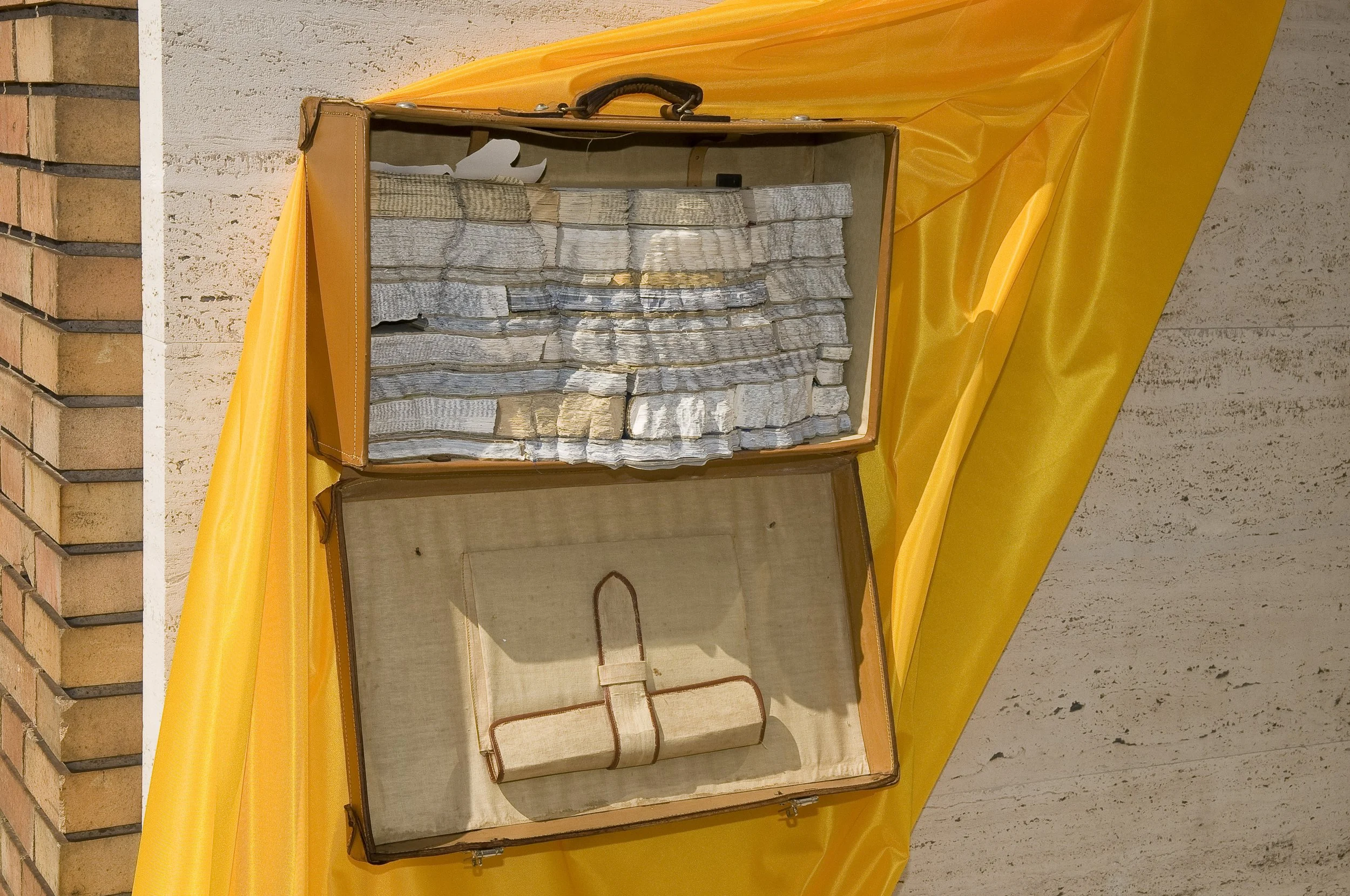 Nahaufnahme, Installation Echo, Bücher, gelbe Flaggen, Österreichisches Kulturinstitut, Arbeiten von Düsseldorfer Künstler Eduard Winklhofer