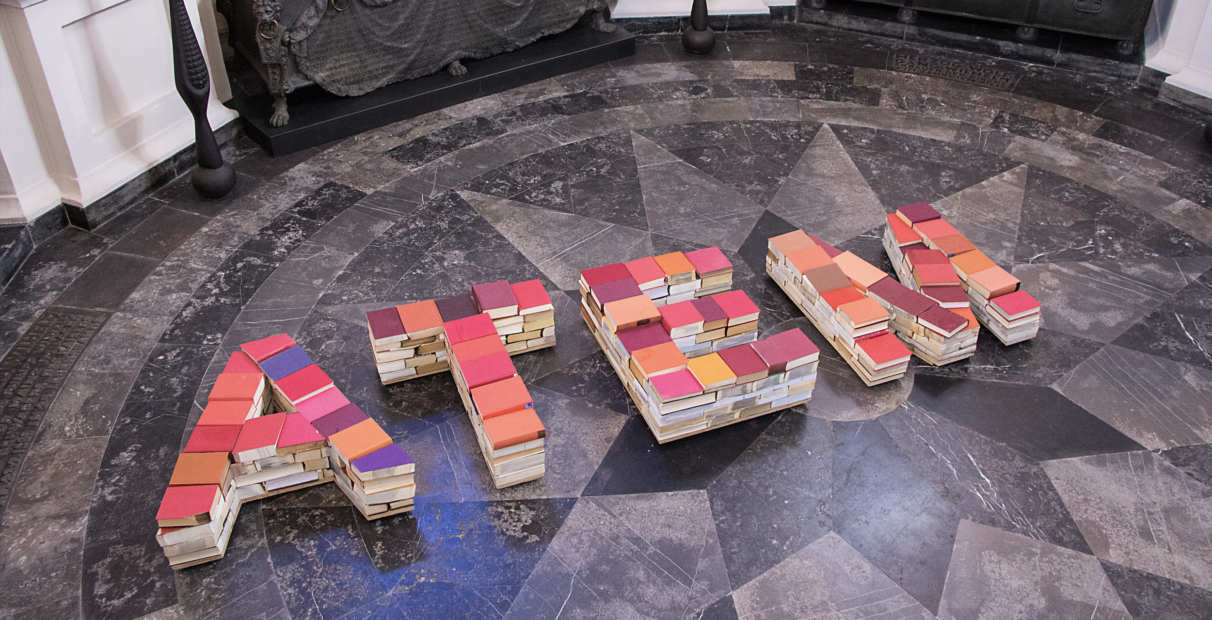 Große Installation, Atem, zusammengeschnittene Bücher, Andreaskirche Düsseldorf, von Düsseldorfer zeitgenössischem Künstler Eduard Winklhofer