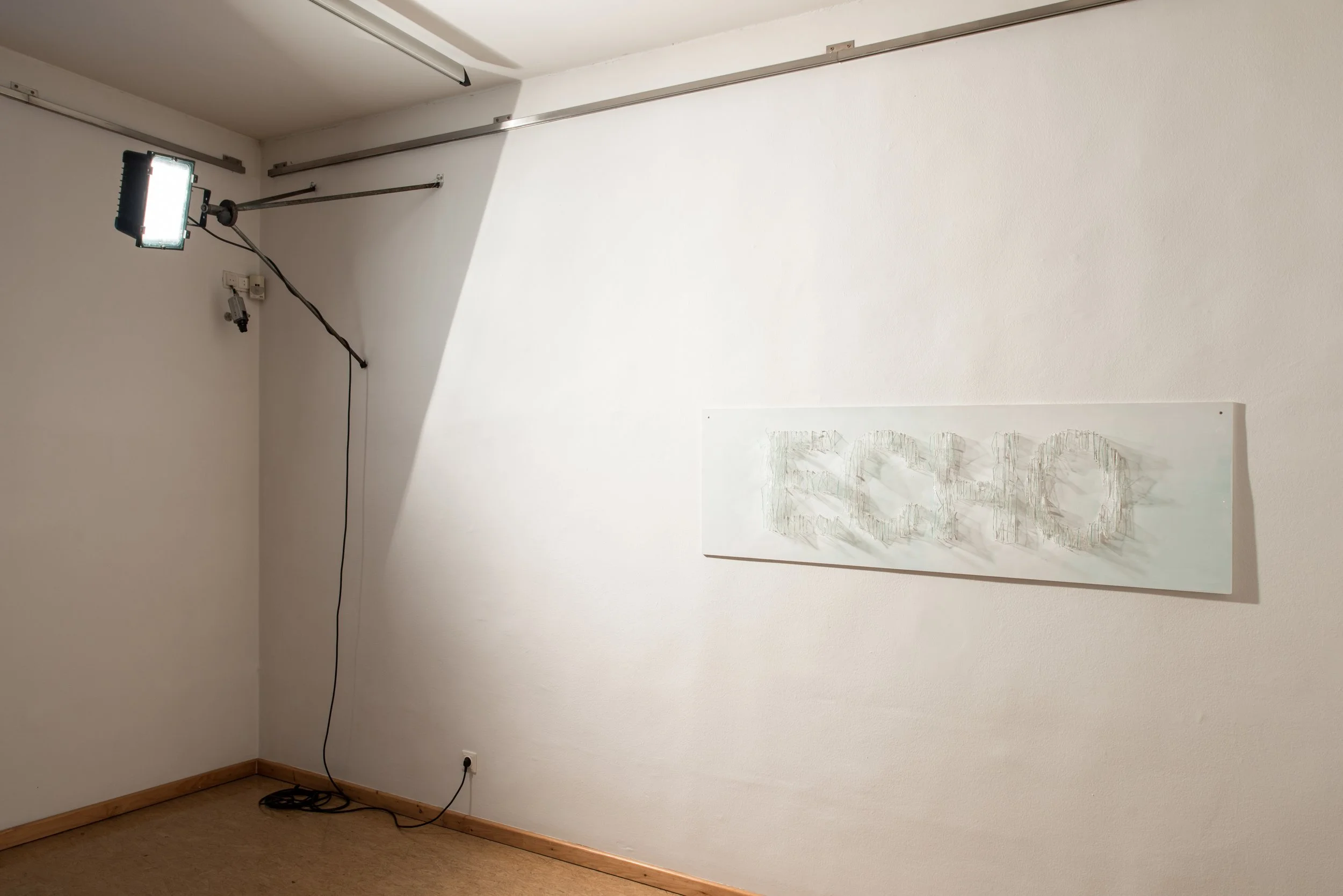 Echo, Glasscherben in Holz, Kunstinstallation, Kulturzentrum bei den Minoriten, Graz, Ausstellung des aktuellen Künstlers Eduard Winklhofer aus Düsseldorf