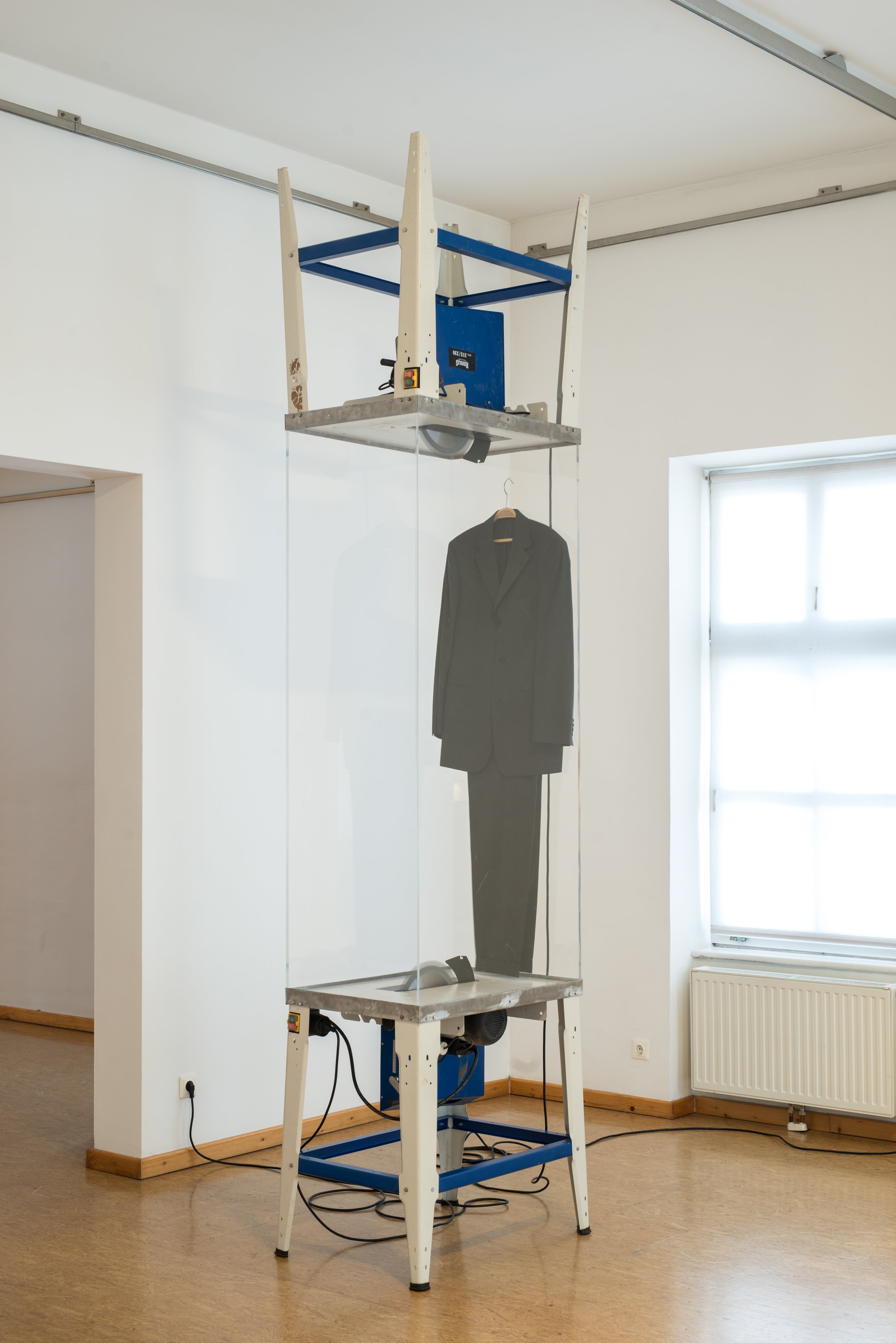 Schwarzer Anzug gespannt zwischen zwei Kreissägen, Kunstinstallation, Kulturzentrum bei den Minoriten, Graz, Ausstellung des aktuellen Künstlers Eduard Winklhofer aus Düsseldorf
