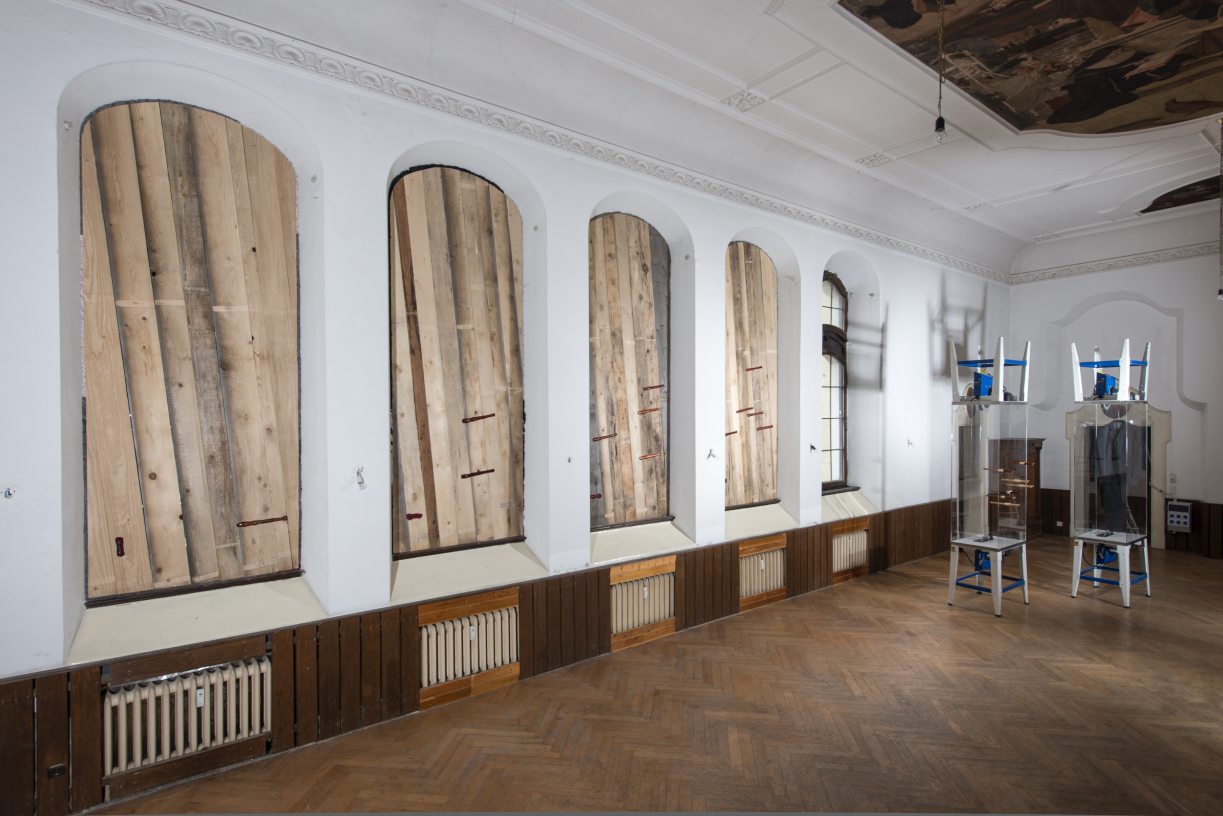 Große Installation, Fenster, Holzbretter, Flöten, Arbeit aus Ausstellung in Regensburg von Eduard Winklhofer, wichtiger zeitgenössischer Düsseldorfer Künstler 