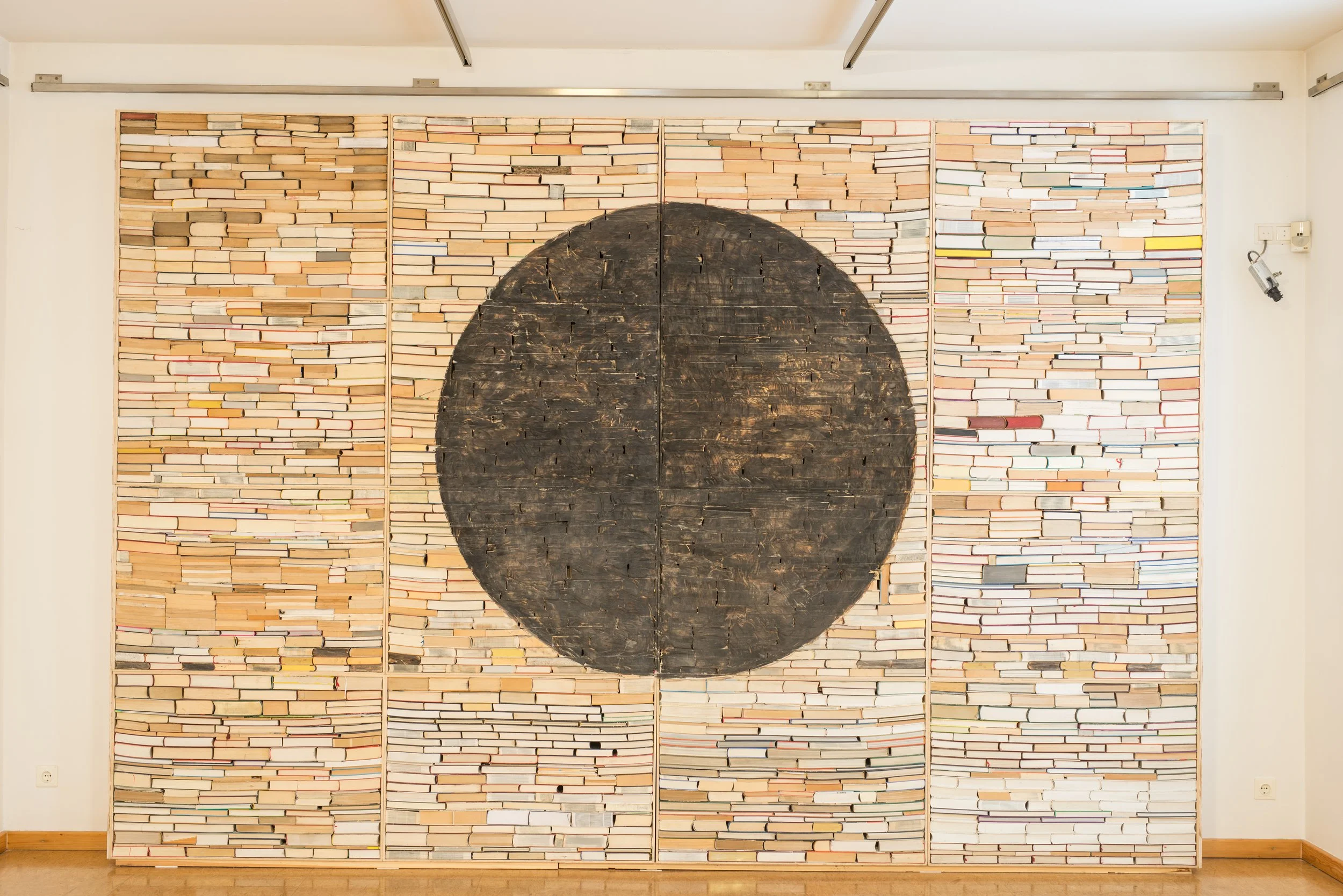 Wand aus Büchern, ausgehöhlter schwarzer Halbkreis, Kunstinstallation, Kulturzentrum bei den Minoriten, Graz, Ausstellung des aktuellen Künstlers Eduard Winklhofer aus Düsseldorf