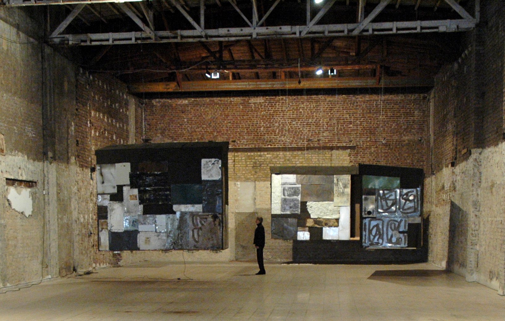 Große Ausstellung in der Gloriahalle, aufgehangene Container Arbeiten von Düsseldorfer Künstler Eduard Winklhofer 