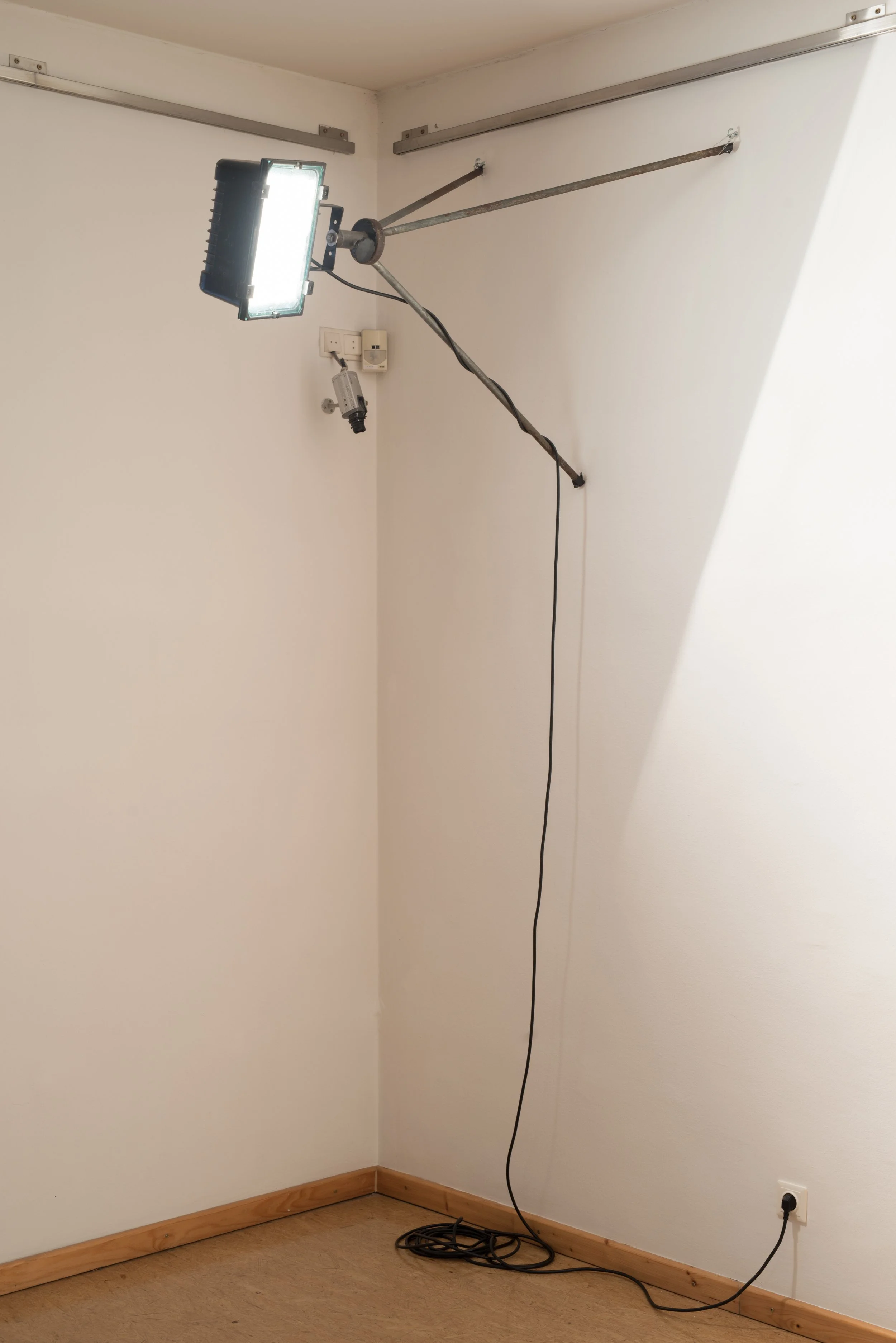 Echo, Glasscherben in Holz, Kunstinstallation, Kulturzentrum bei den Minoriten, Graz, Ausstellung des aktuellen Künstlers Eduard Winklhofer aus Düsseldorf