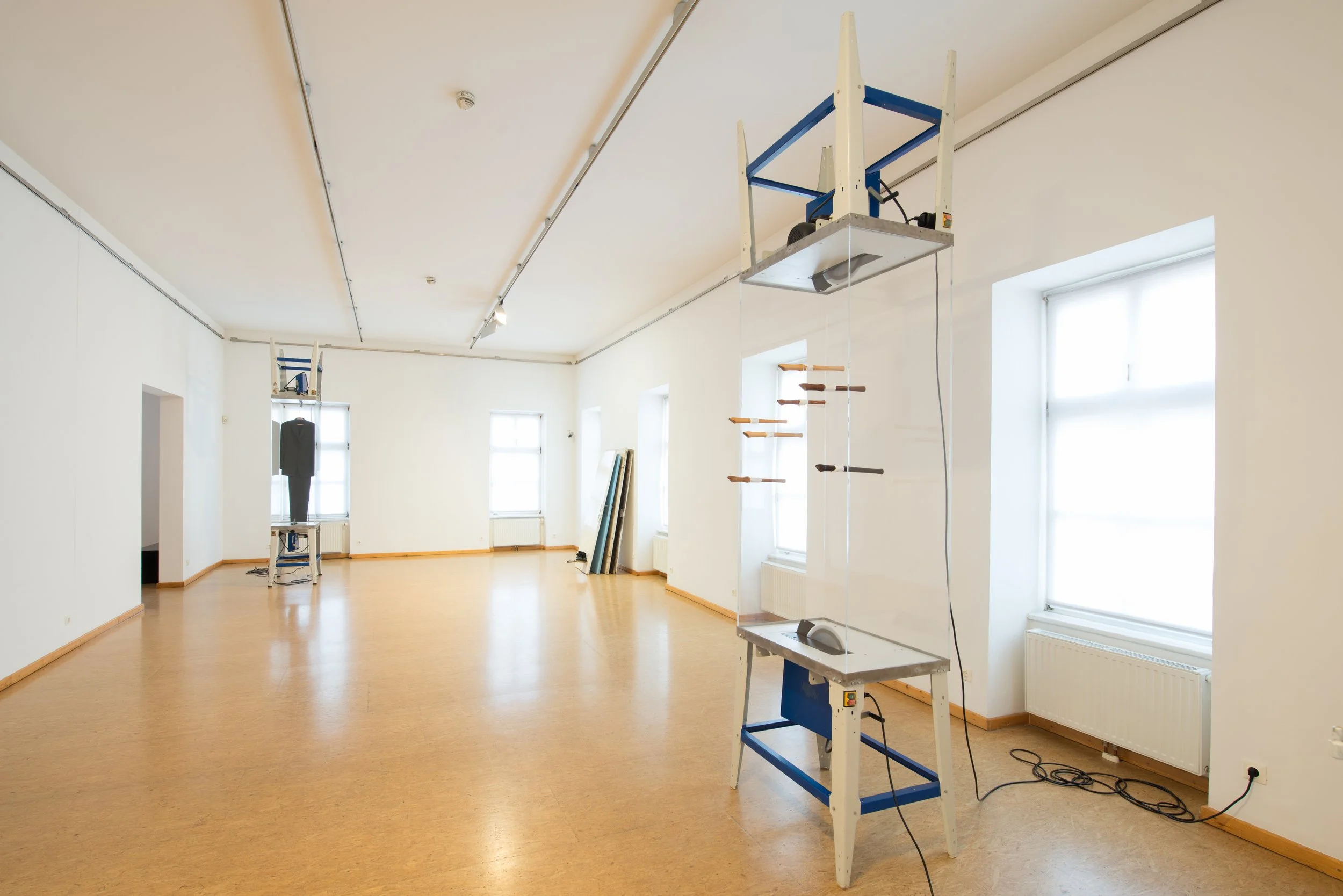 Fünf verschiedene historische Flöten aus Holz, in Glasscheibe, Kunstinstallation, Kulturzentrum bei den Minoriten, Graz, Ausstellung des aktuellen Künstlers Eduard Winklhofer aus Düsseldorf