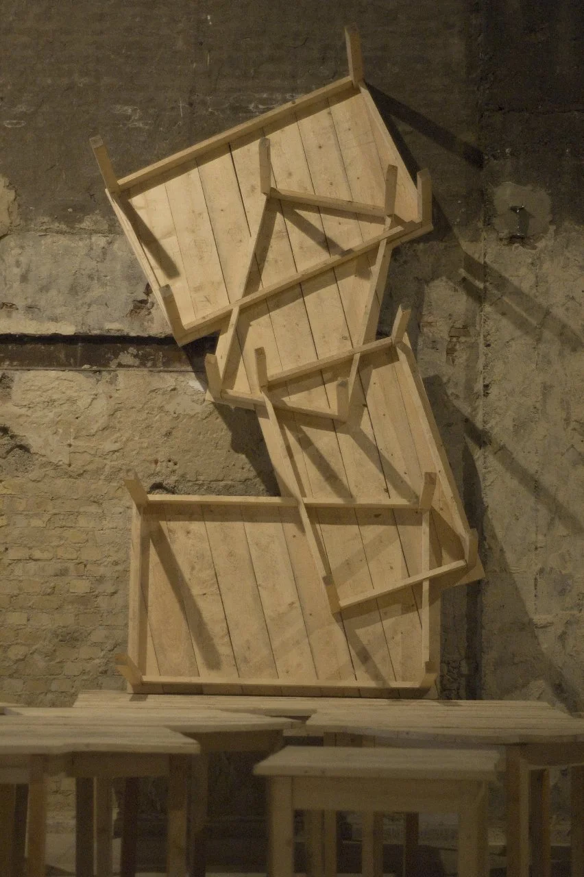 Große Kunstinstallation, Ausstellung in der Gloriahalle, Tische aus Holz, Arbeiten von Düsseldorfer Künstler Eduard Winklhofer