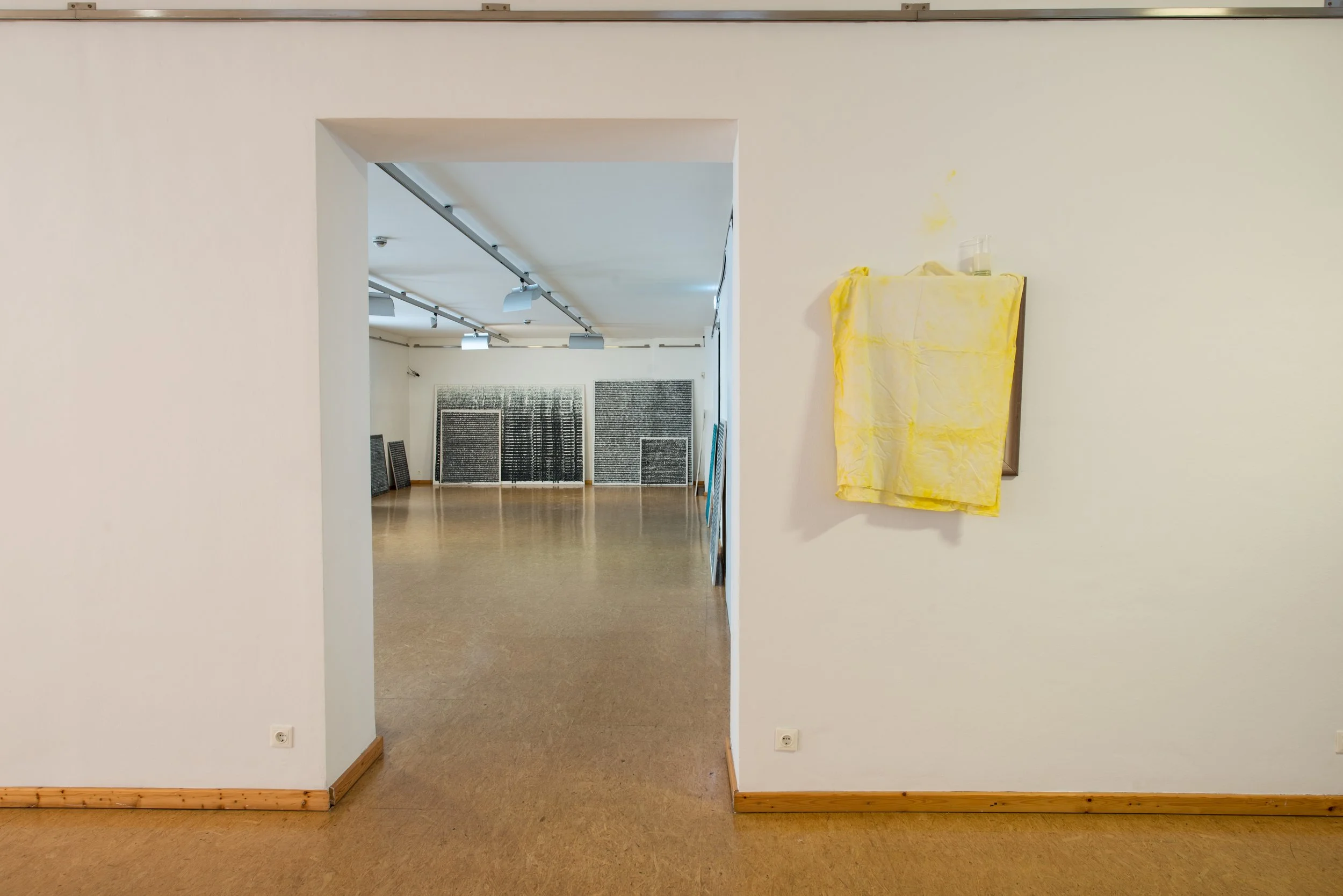 Installation an Wand, Tuch mit gelbem Pigment, Spiegel, Glas Milch, Kunsthaus Köflach, von Düsseldorfer zeitgenössischem Künstler Eduard Winklhofer