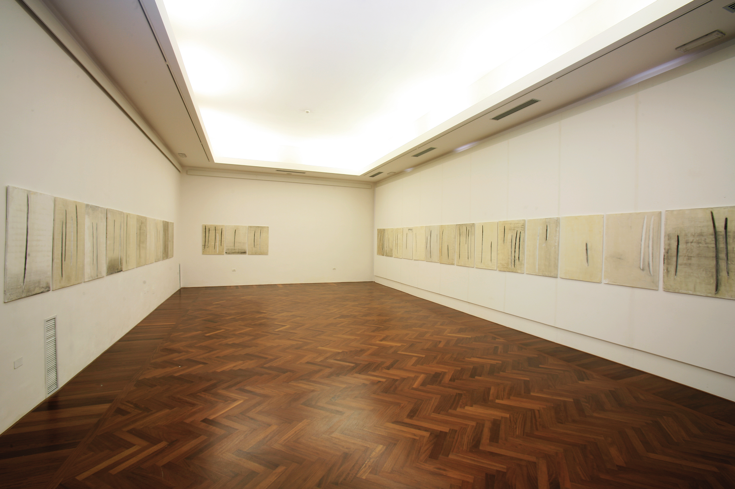 Große Wandbilder aus der Serie "Klingen", stellen Katanas in Schellack auf Gips dar, vom zeitgenössischen Düsseldorfer Künstler Eduard Winklhofer, Ausstellung in La Spezia 90er Jahre