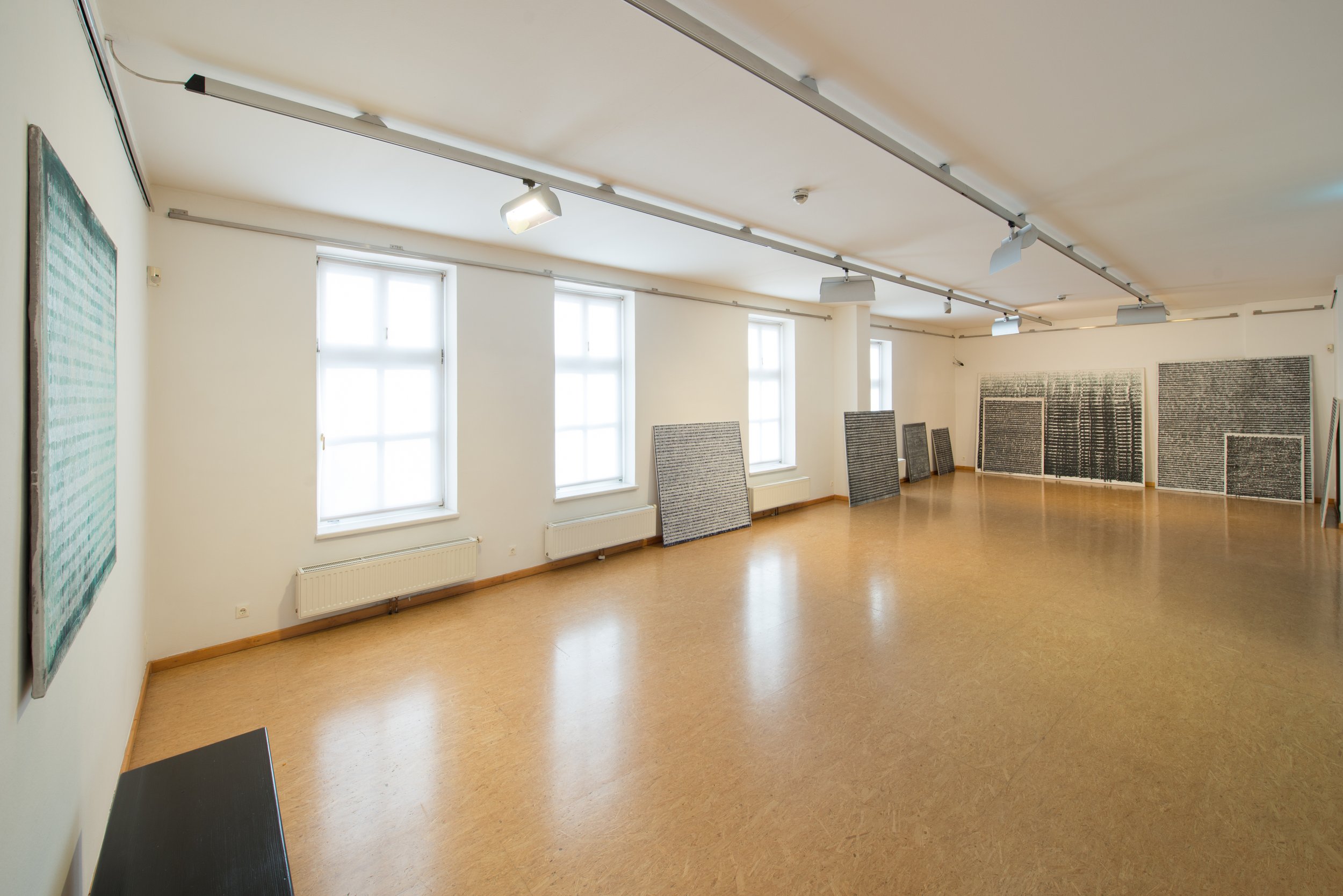 Galerie mit mehreren Wandbildern aus der Serie Schriftbild, Kunsthaus Köflach, von Düsseldorfer zeitgenössischem Künstler Eduard Winklhofer