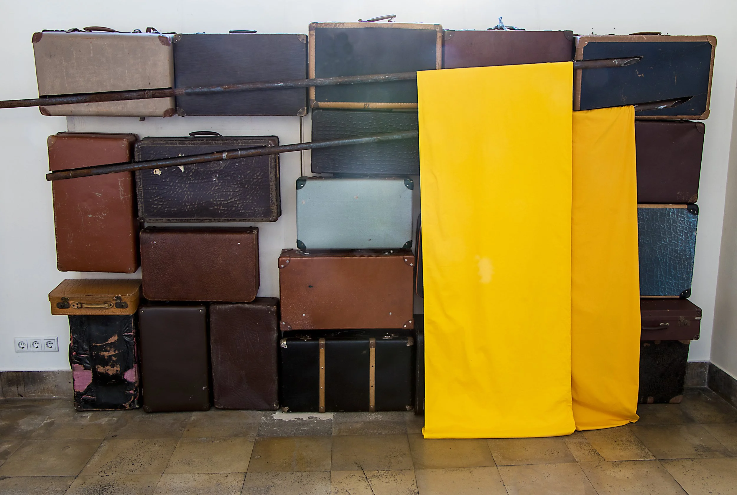 Große Installation, Koffer, Gelbe Fahnen, Andreaskirche Düsseldorf, von Düsseldorfer zeitgenössischem Künstler Eduard Winklhofer