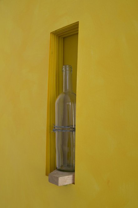Wandbilder, gelbes Pigment auf Papier, Glasflaschen, Arbeit von Eduard Winklhofer aus Düsseldorf, Ausstellung Sede Banca Vontobel