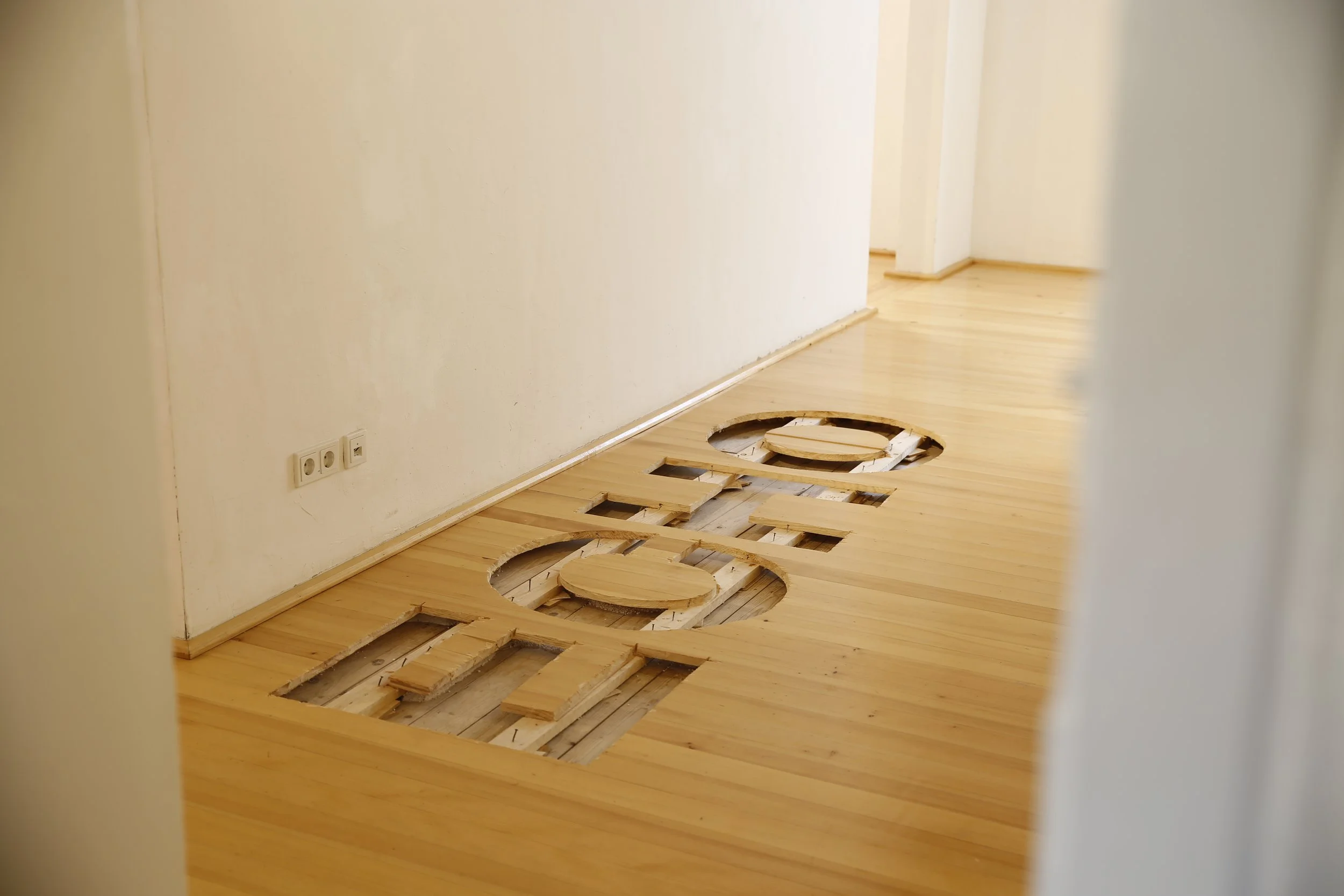 Kunstinstallation, Echo in den Boden gesägt, Netz das schwarze Telefone hält,  Kulturzentrum bei den Minoriten, Graz, Ausstellung des aktuellen Künstlers Eduard Winklhofer aus Düsseldorf 