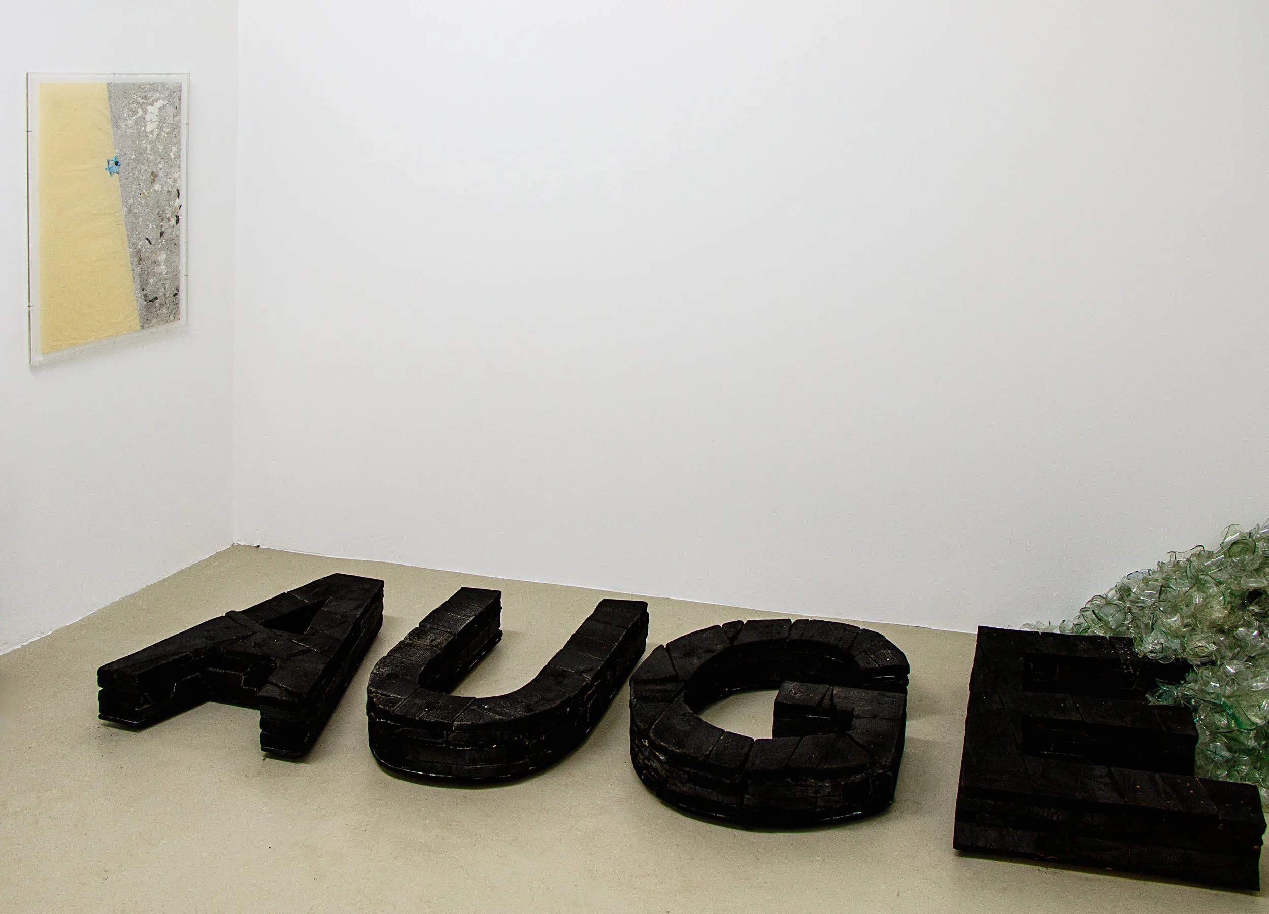 Kunstinstallation, Auge, verbranntes Holz, Glasscherben, Raum für Kunst Oberkassel des zeitgenössischen deutschen Künstlers Eduard Winklhofer