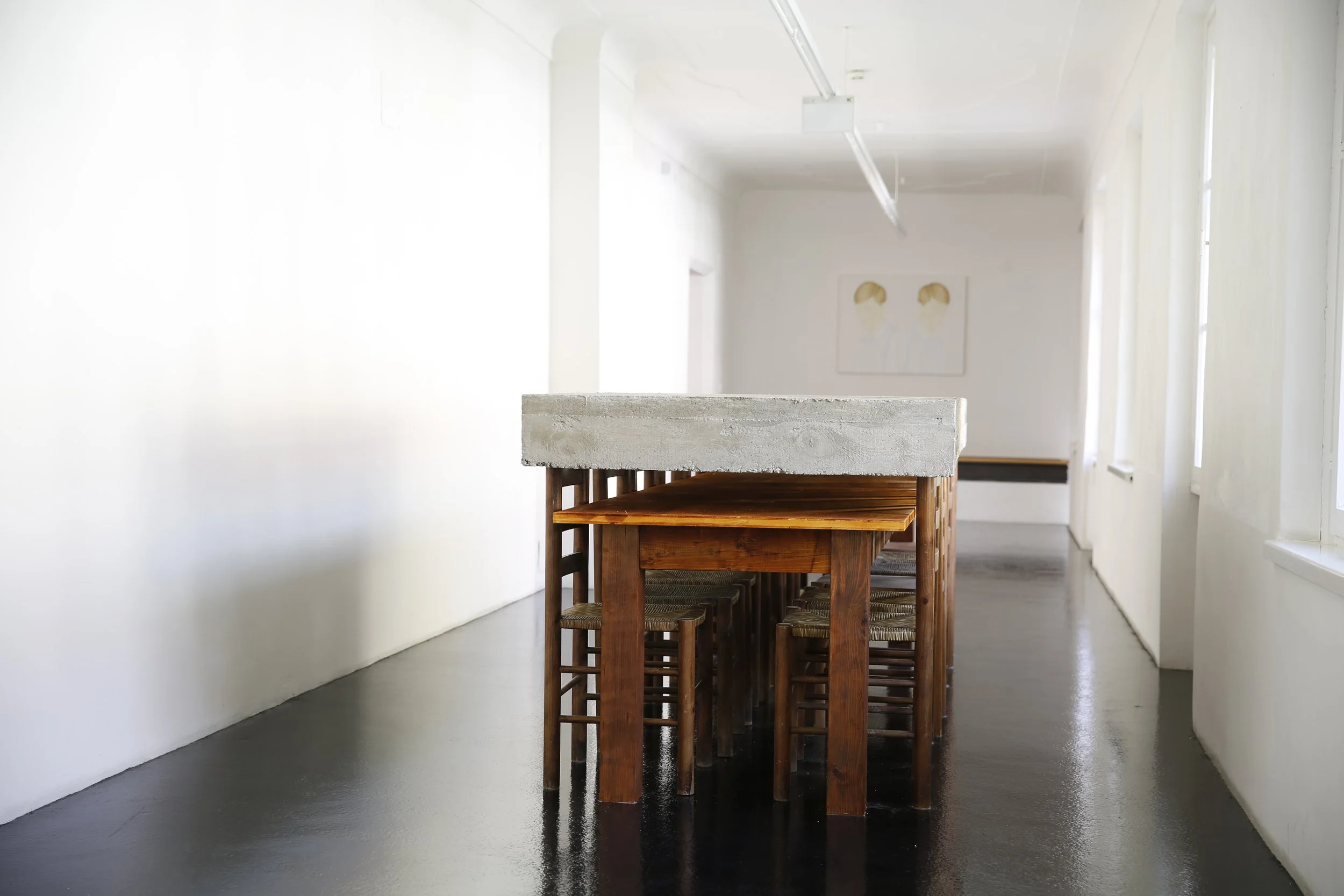 Kunstinstallation, Betonplatte auf Holzstühlen, Kulturzentrum bei den Minoriten, Graz, Ausstellung des aktuellen Künstlers Eduard Winklhofer aus Düsseldorf 