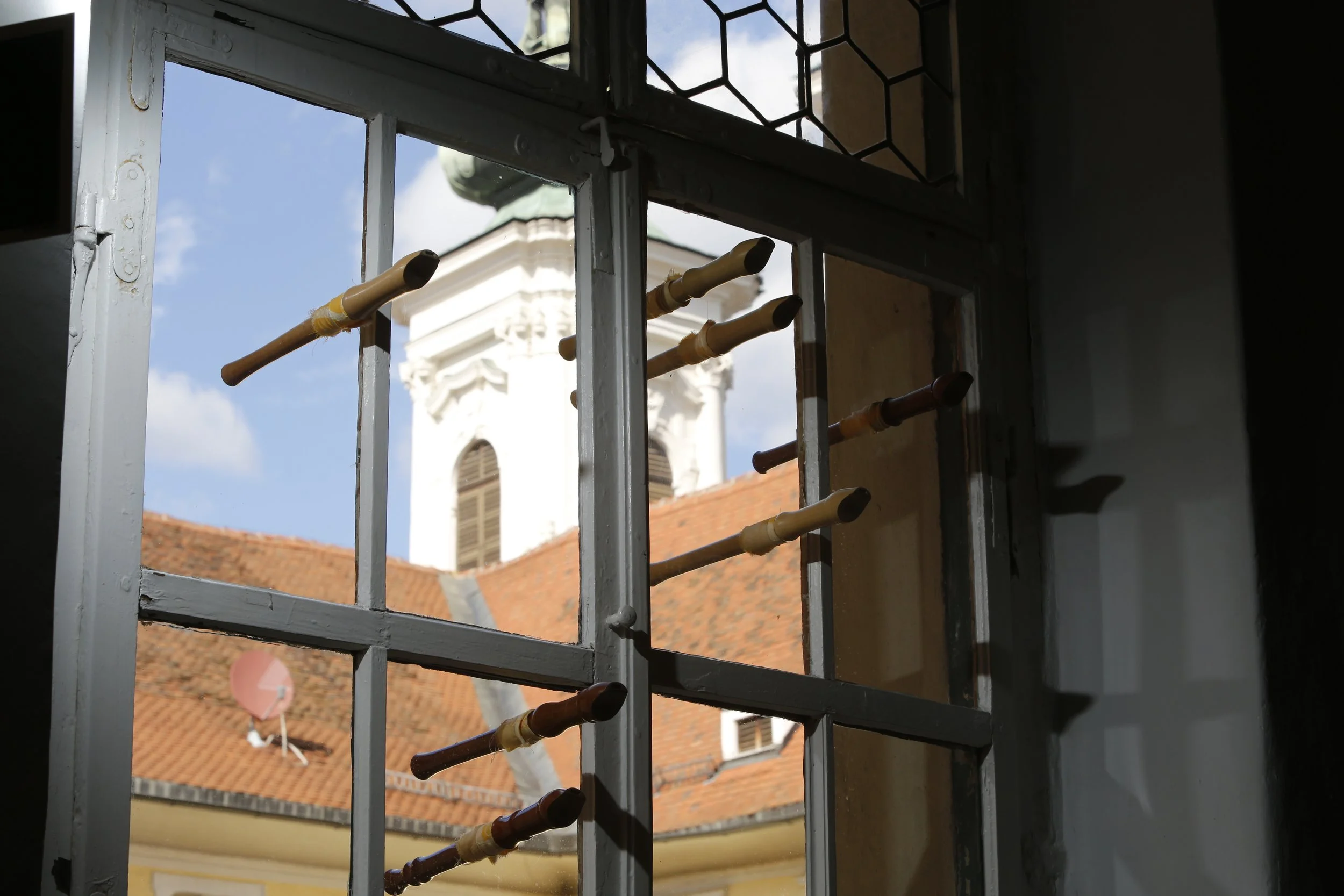 Kunstinstallation, Flöten durch Glasfenster, Kulturzentrum bei den Minoriten, Graz, Ausstellung des aktuellen Künstlers Eduard Winklhofer aus Düsseldorf 