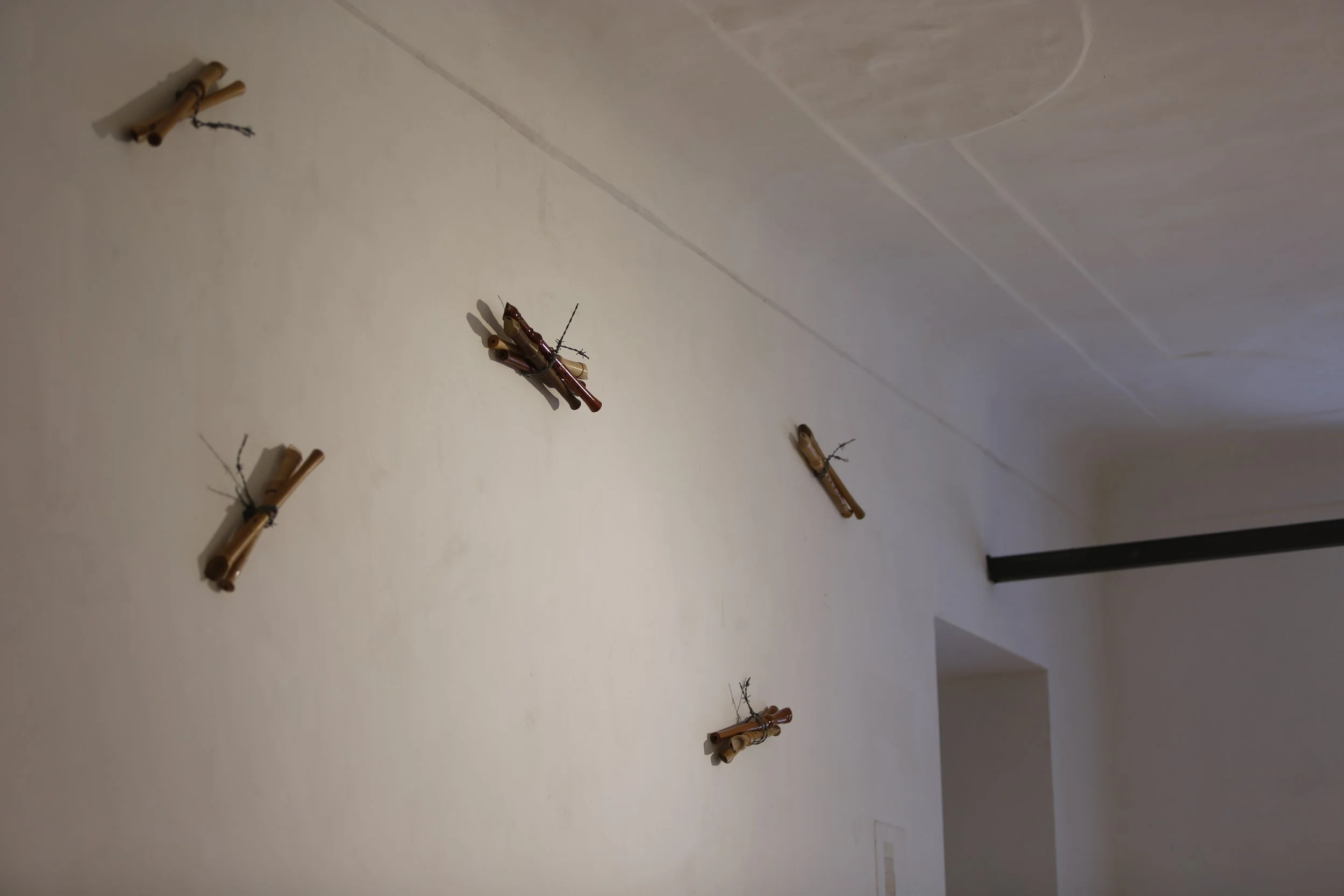 Kunstinstallation, Holzflöten und Stacheldraht,  Kulturzentrum bei den Minoriten, Graz, Ausstellung des aktuellen Künstlers Eduard Winklhofer aus Düsseldorf 