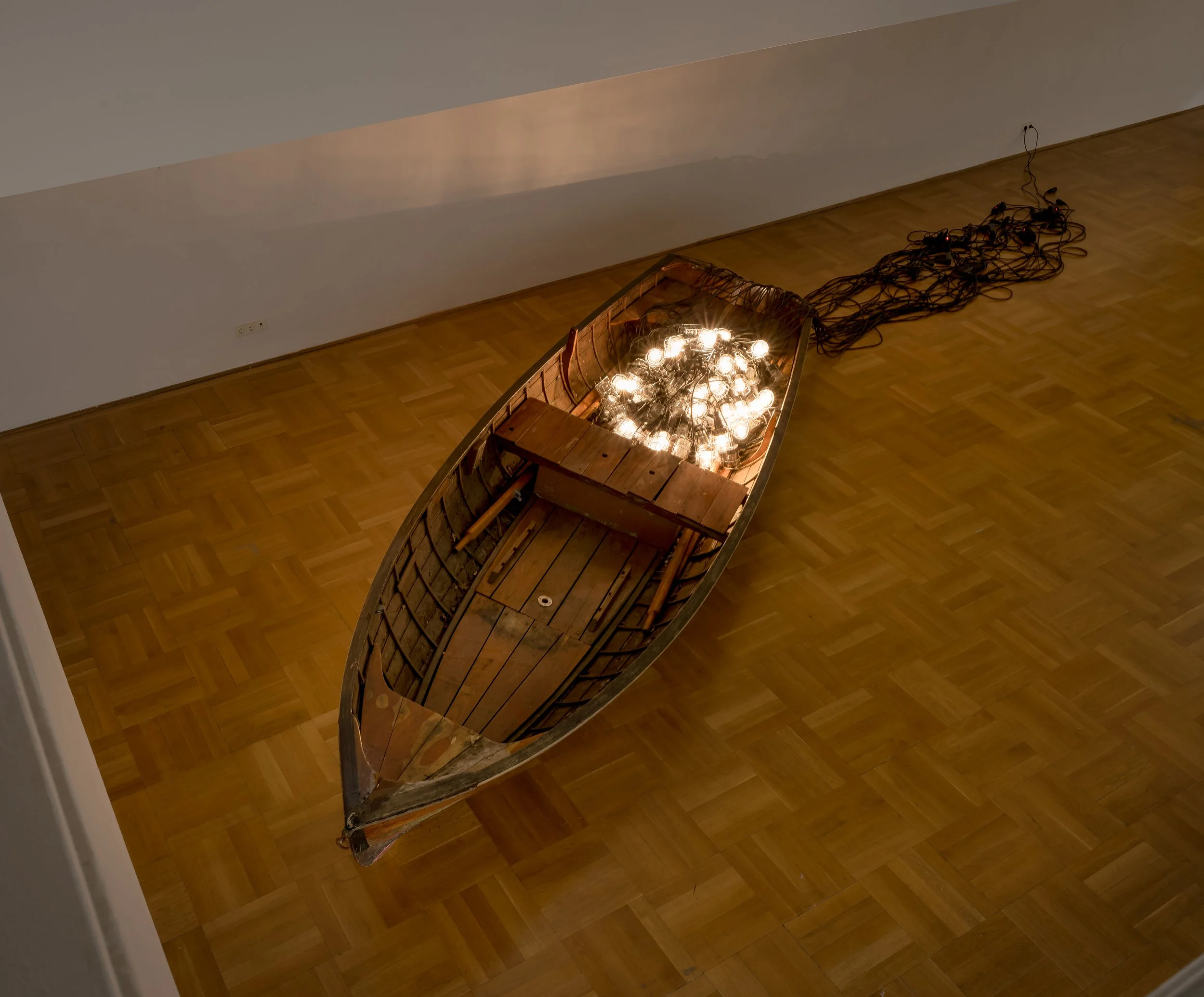 Schiff aus Holz, das mit Lichterketten beladen ist, moderne Installation, Zeitgenössischen Künstlers Eduard Winklhofer, Kunst & Gewerbeverein, 2018
