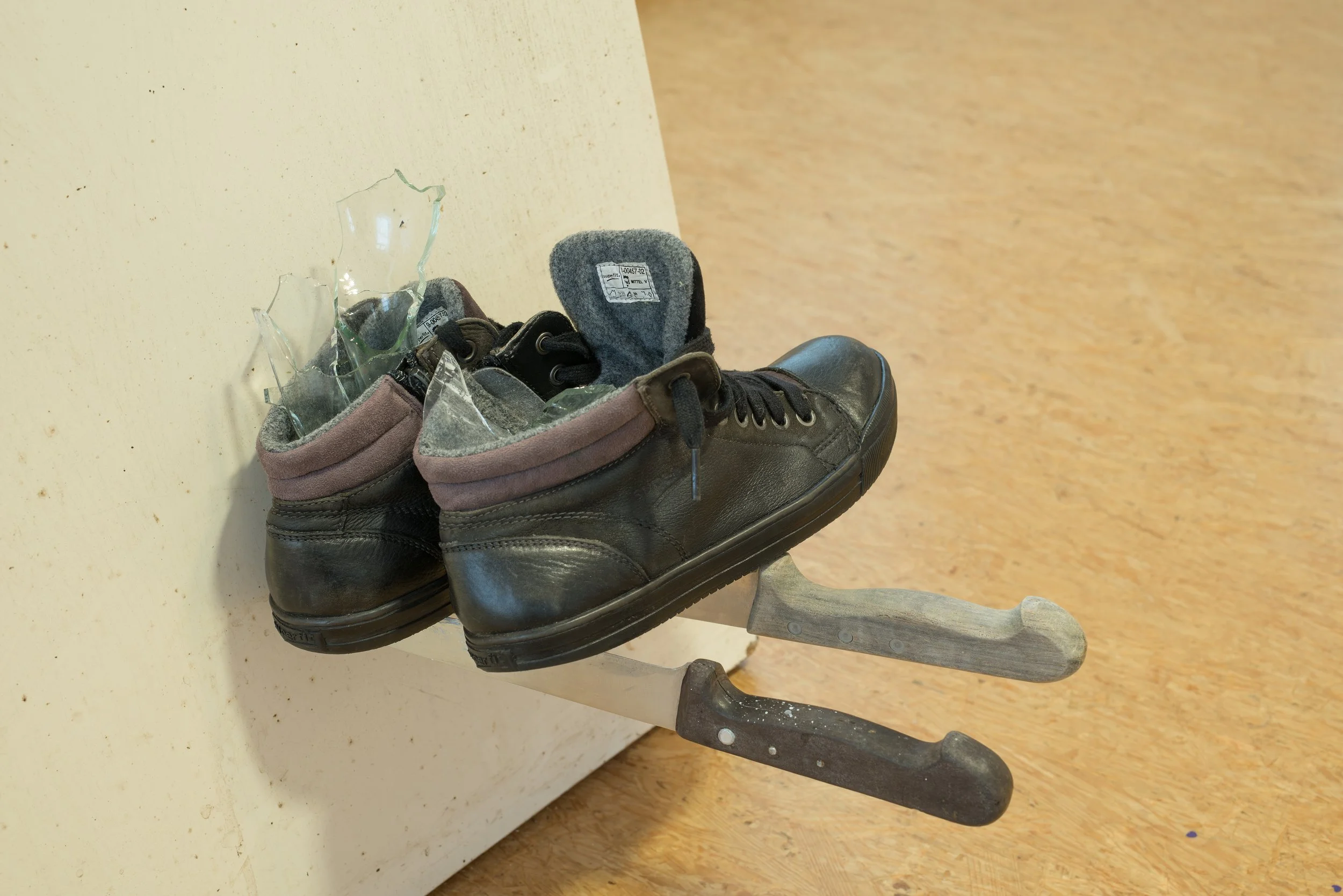 Schuhe auf Messern an Tür befestigt, Installation, Künstler Eduard Winklhofer aus Düsseldorf 