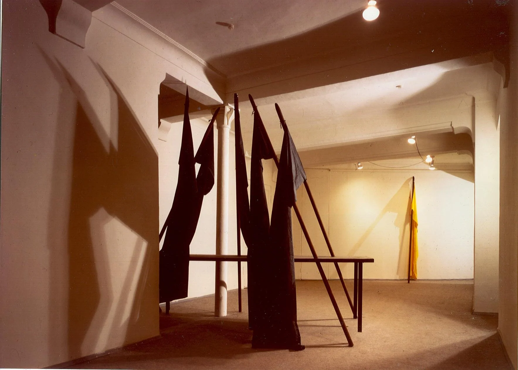 Schwarze Flaggen, in Tisch eingelassen, moderne Installation vom zeitgenössischen Düsseldorfer Künstler Eduard Winklhofer im Center for Contemporary Art in Moskau, 80er Jahre