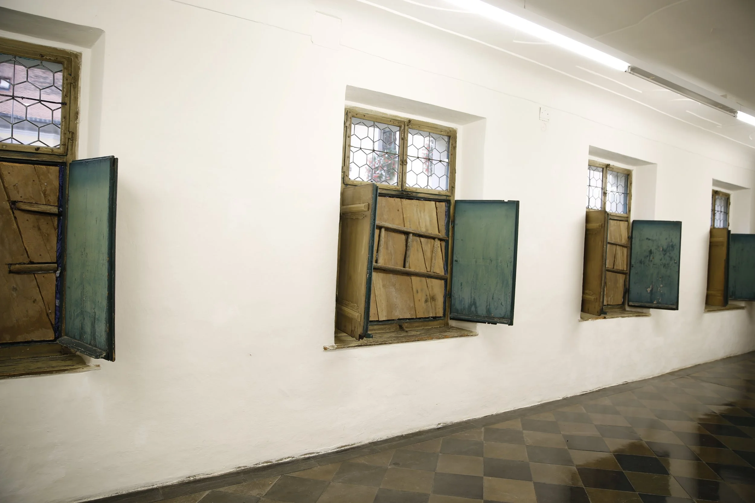 Kunstinstallation, Holzbalken und Flöten in Fenstern, Kulturzentrum bei den Minoriten, Graz, Ausstellung des aktuellen Künstlers Eduard Winklhofer aus Düsseldorf 