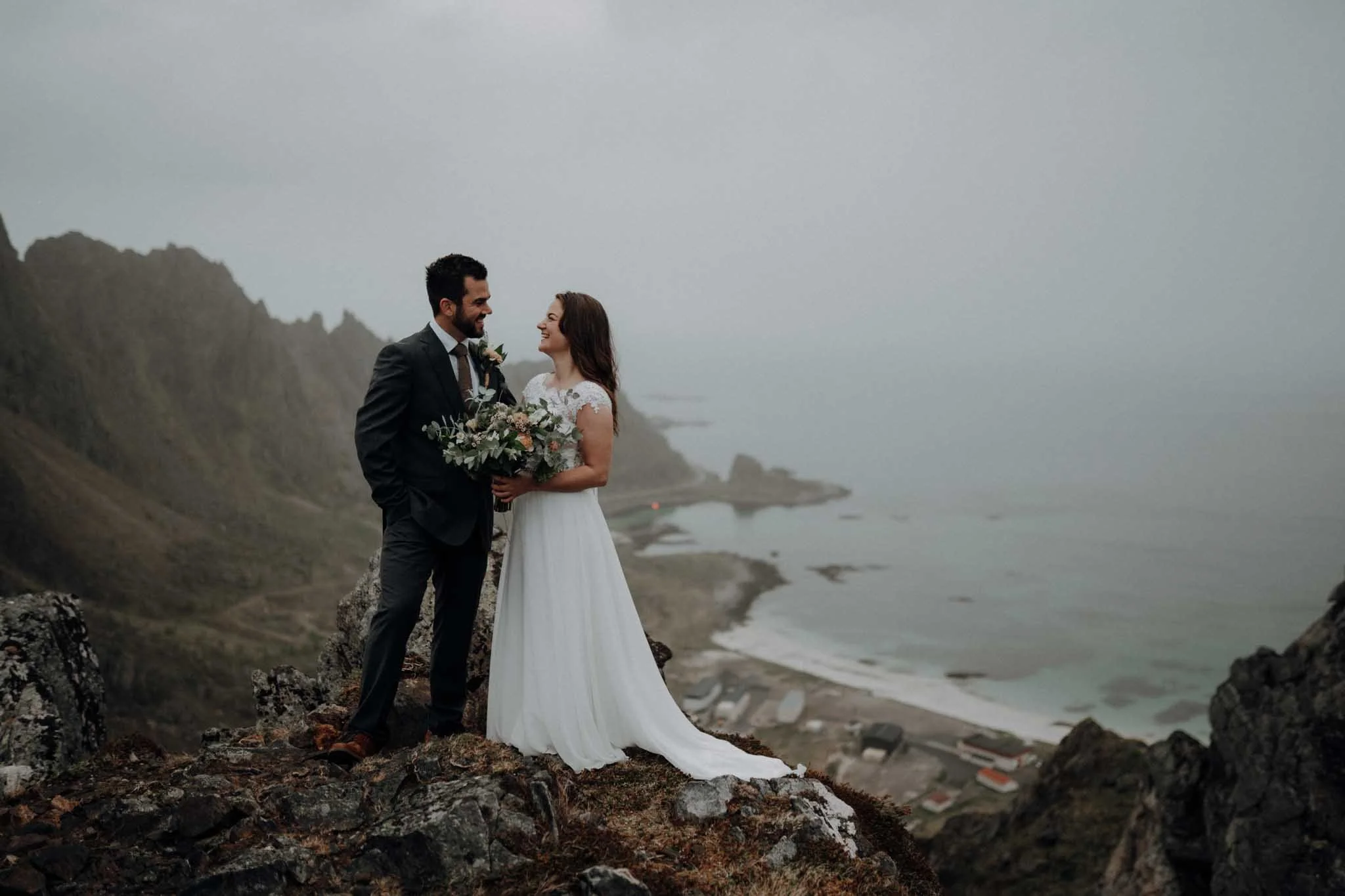 Fotografering av brudepar på Andøya. Stor brudebukett og nydelig utsikt.