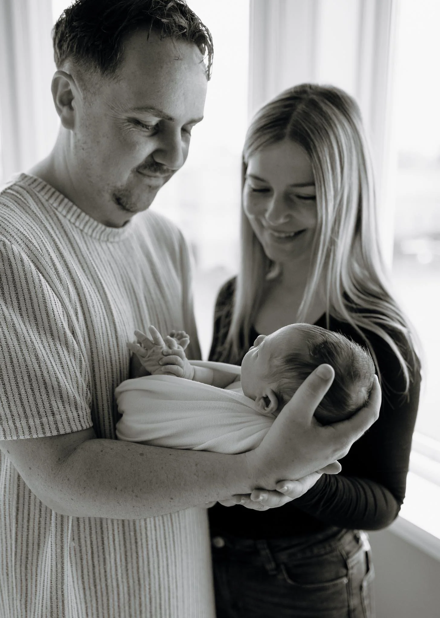 Mamma, pappa og nyfødt baby. 