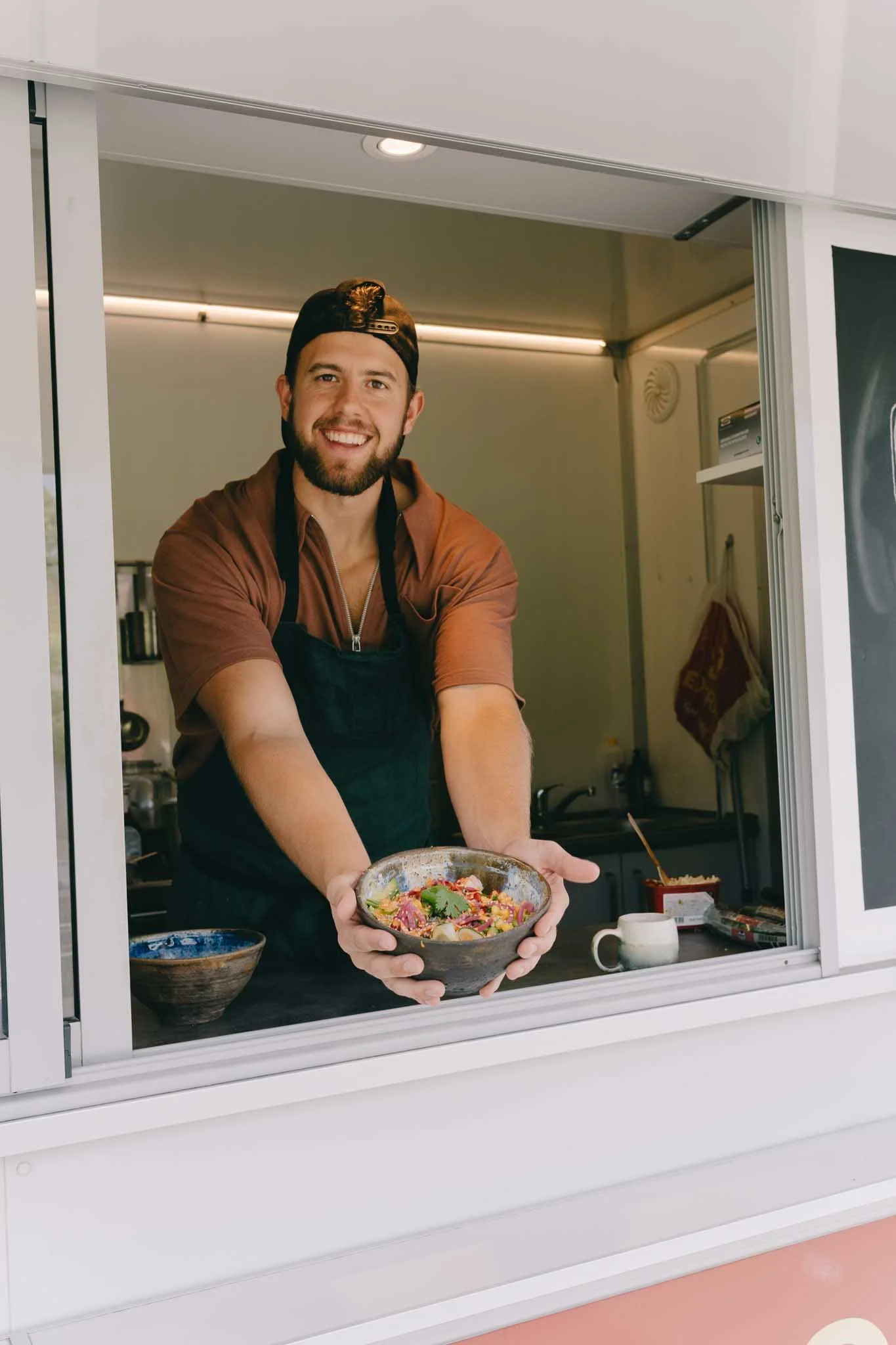 Kokk presenterer retten sin. Pokebowl. 