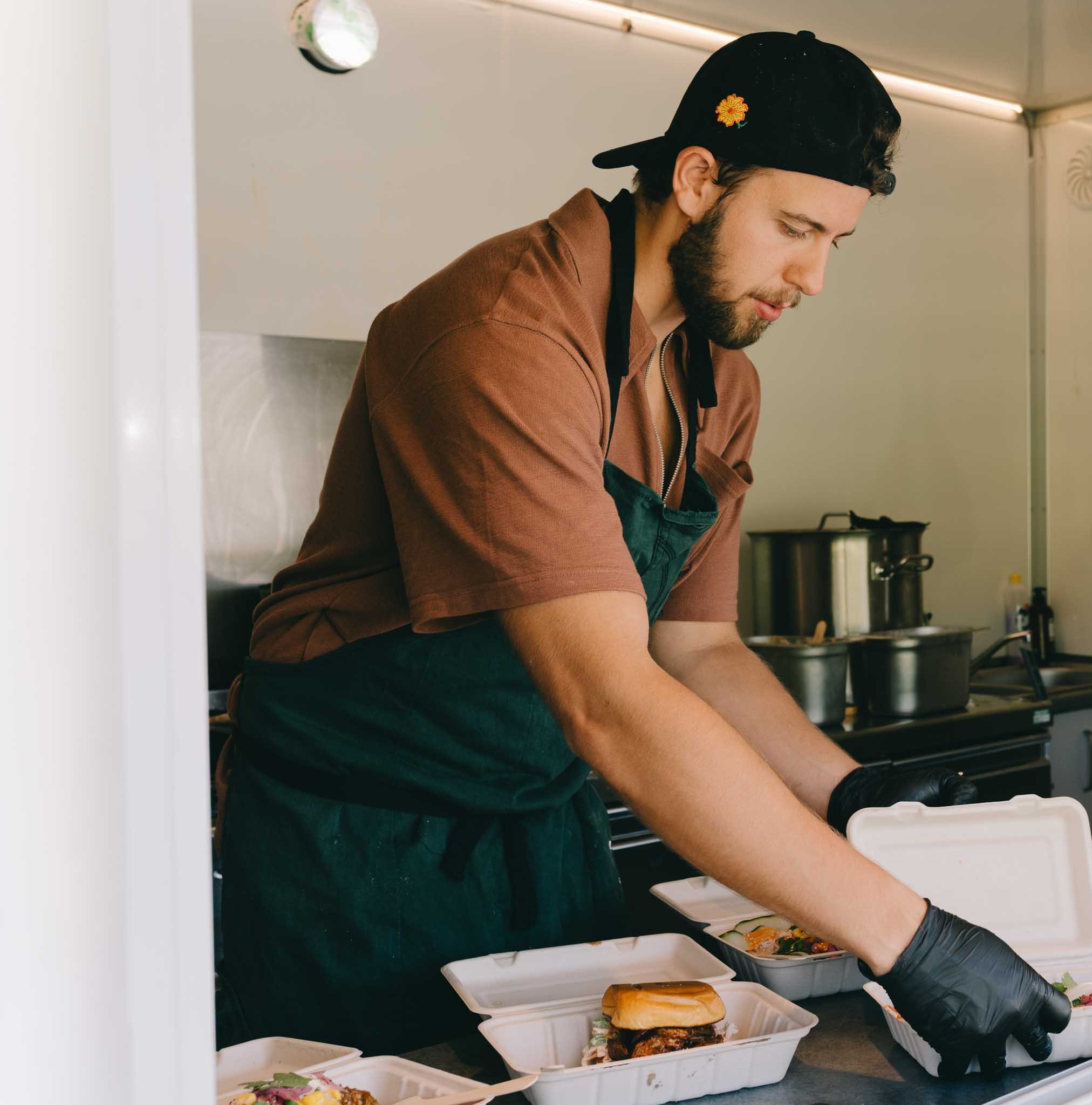 Kokk lager mat i food truck. 