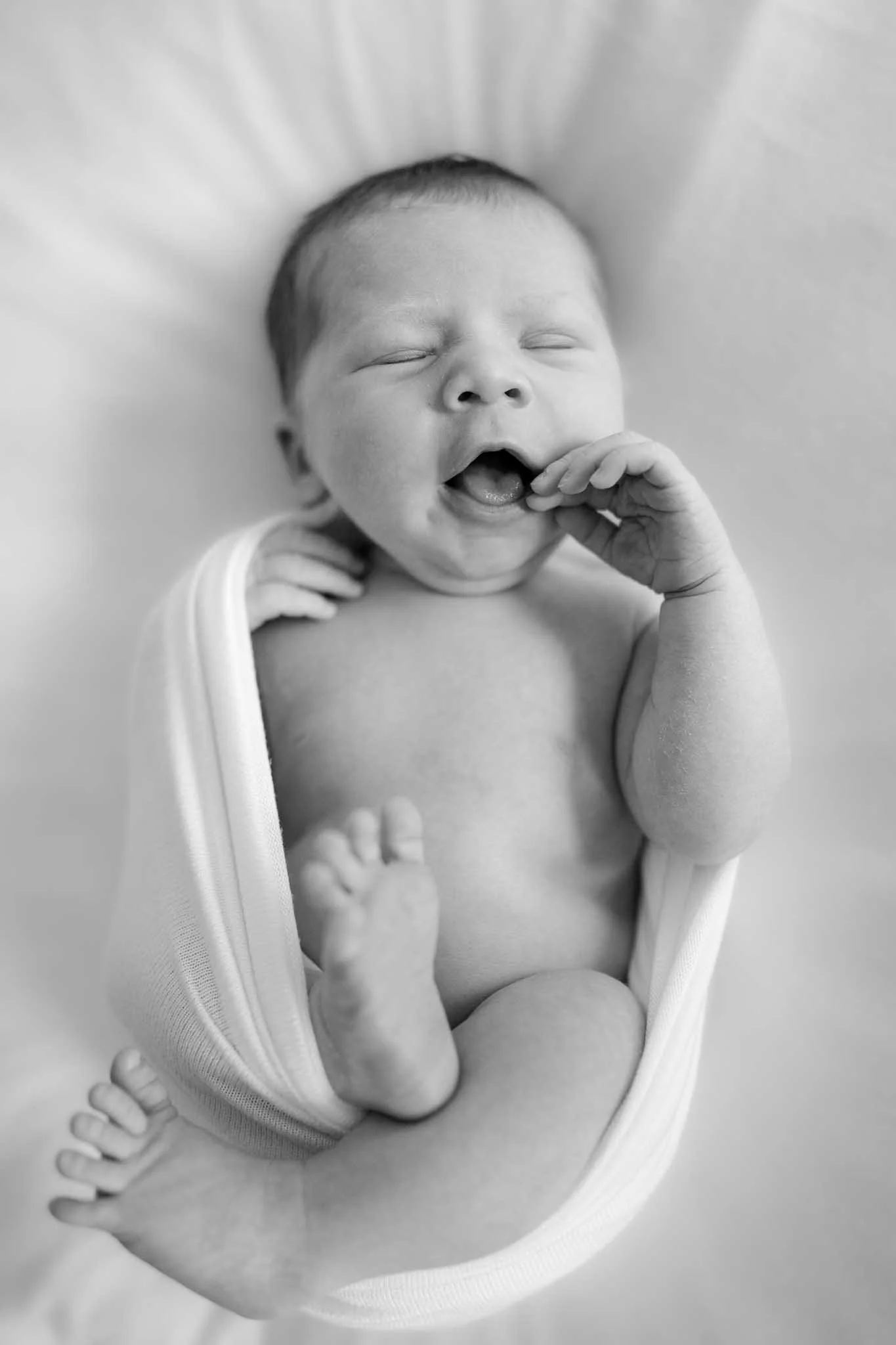 En nyfødt baby gjesper