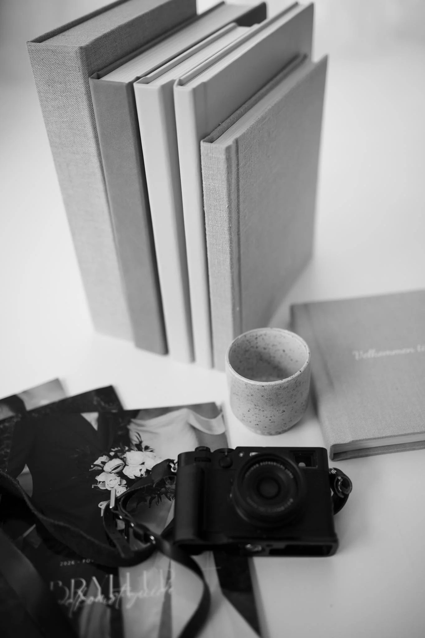 Produktbilder av fotoalbum, kamera, bryllupskatalog. 