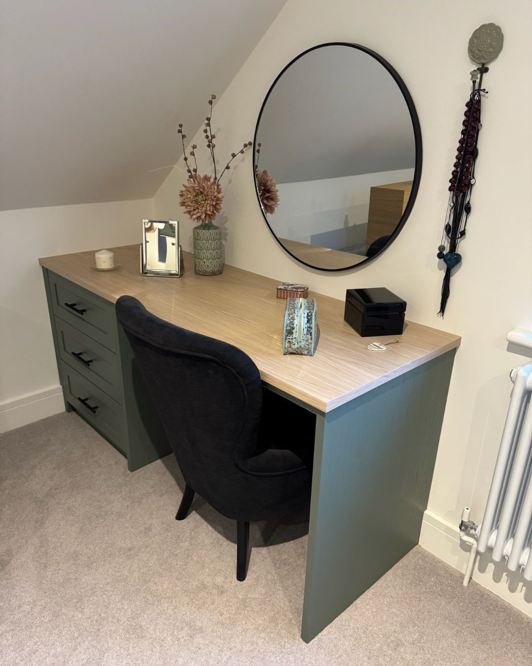 Transforming unused corners into your little sanctuary. 

We love this dressing table set up, using classic materials and shapes wrapped up with a modern twist. 

#buckinghamshirebusiness #buckinghamshiresmallbusiness #bespokefurnituredesign #cabinet