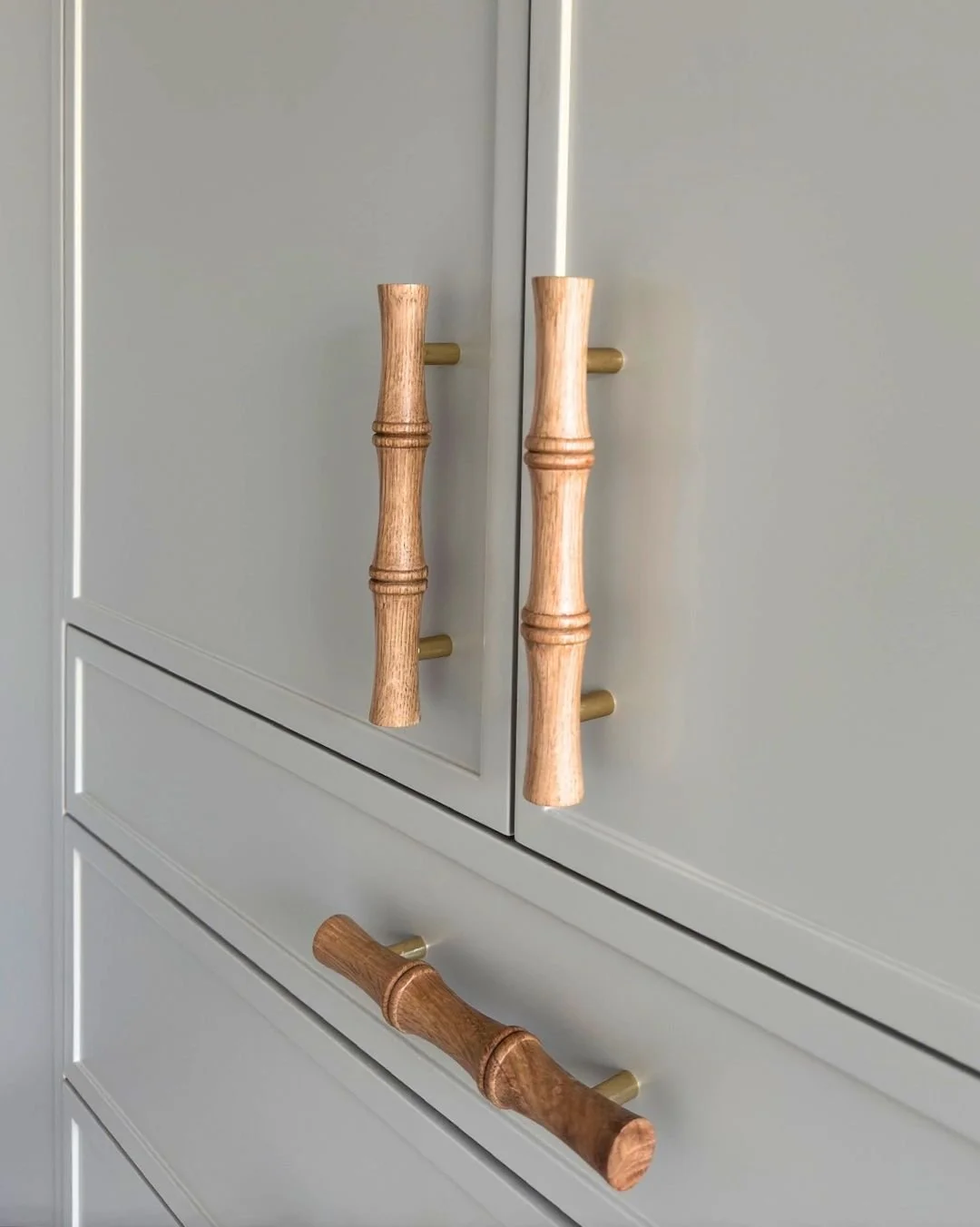 Boring handles? We don't know them. 

Sometimes it's the simplest additions that make all the impact! 

#buckinghamshirebusiness #buckinghamshiresmallbusiness #bespokefurnituredesign #cabinetmaking #cabinetmaker #bucksandbeyond #bespokedesign