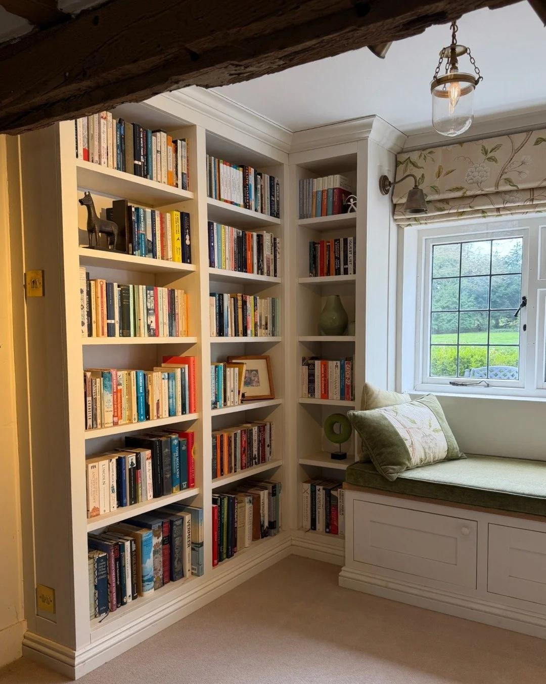 Book lovers rejoice! Isn't this the DREAM? 😍 

If you've ever dreamed of a book nook like this, we can help with that! 

#buckinghamshirebusiness #buckinghamshiresmallbusiness #bespokefurnituredesign #cabinetmaking #cabinetmaker #bucksandbeyond #bes