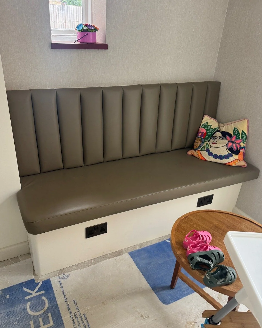 Who knew a bespoke upholstered khaki leatherette seat could make such a statement?

There&rsquo;s something special about a perfectly fitted nook, and this bespoke cushioned kitchen seat turns an unused corner into the cosiest spot in the house. 

#b
