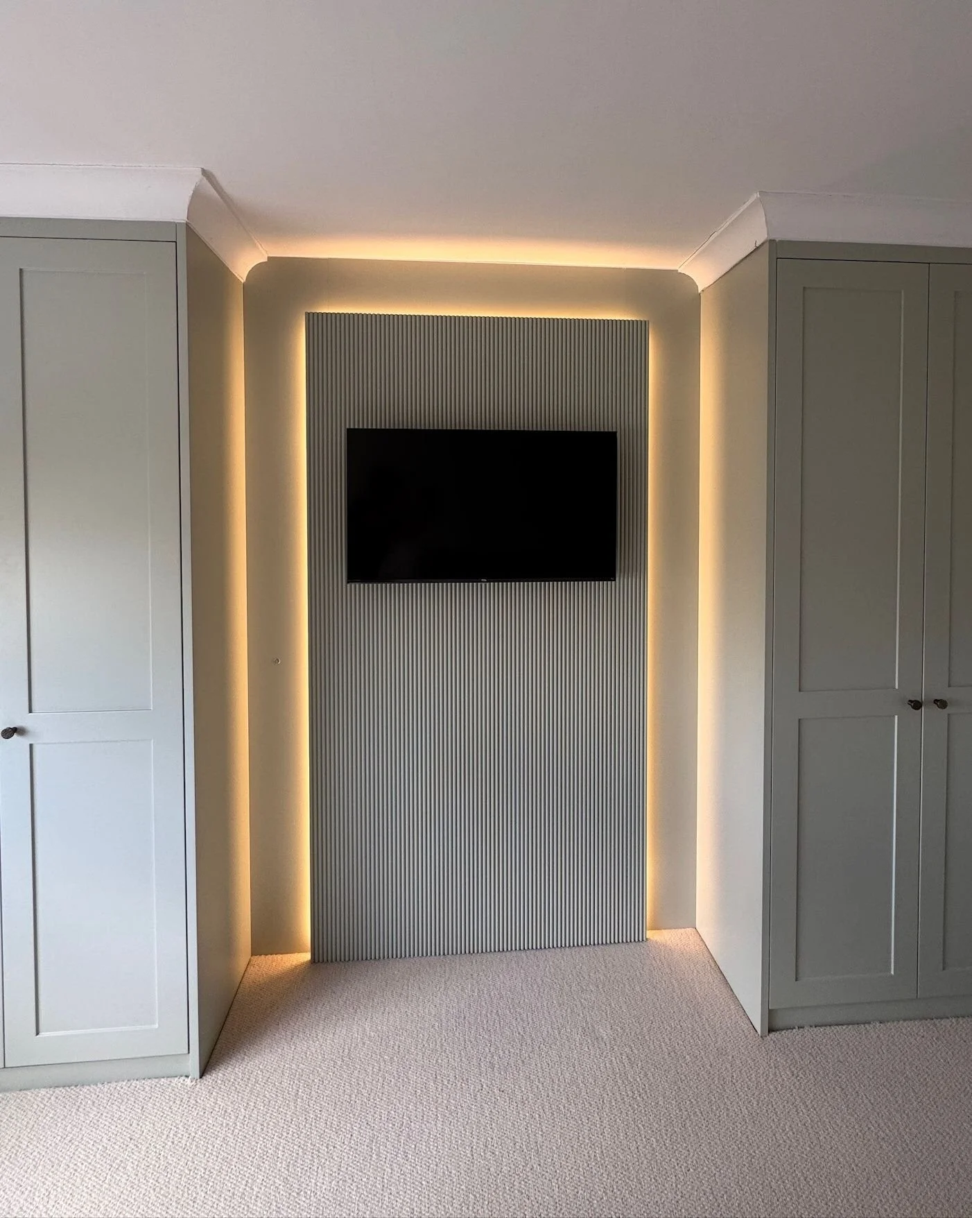 Lighting really can make all the difference. Transforming utilitarian spaces into something to be truly admired. Your TV never looked so good! 

#buckinghamshirebusiness #buckinghamshiresmallbusiness #bespokefurnituredesign #cabinetmaking #cabinetmak