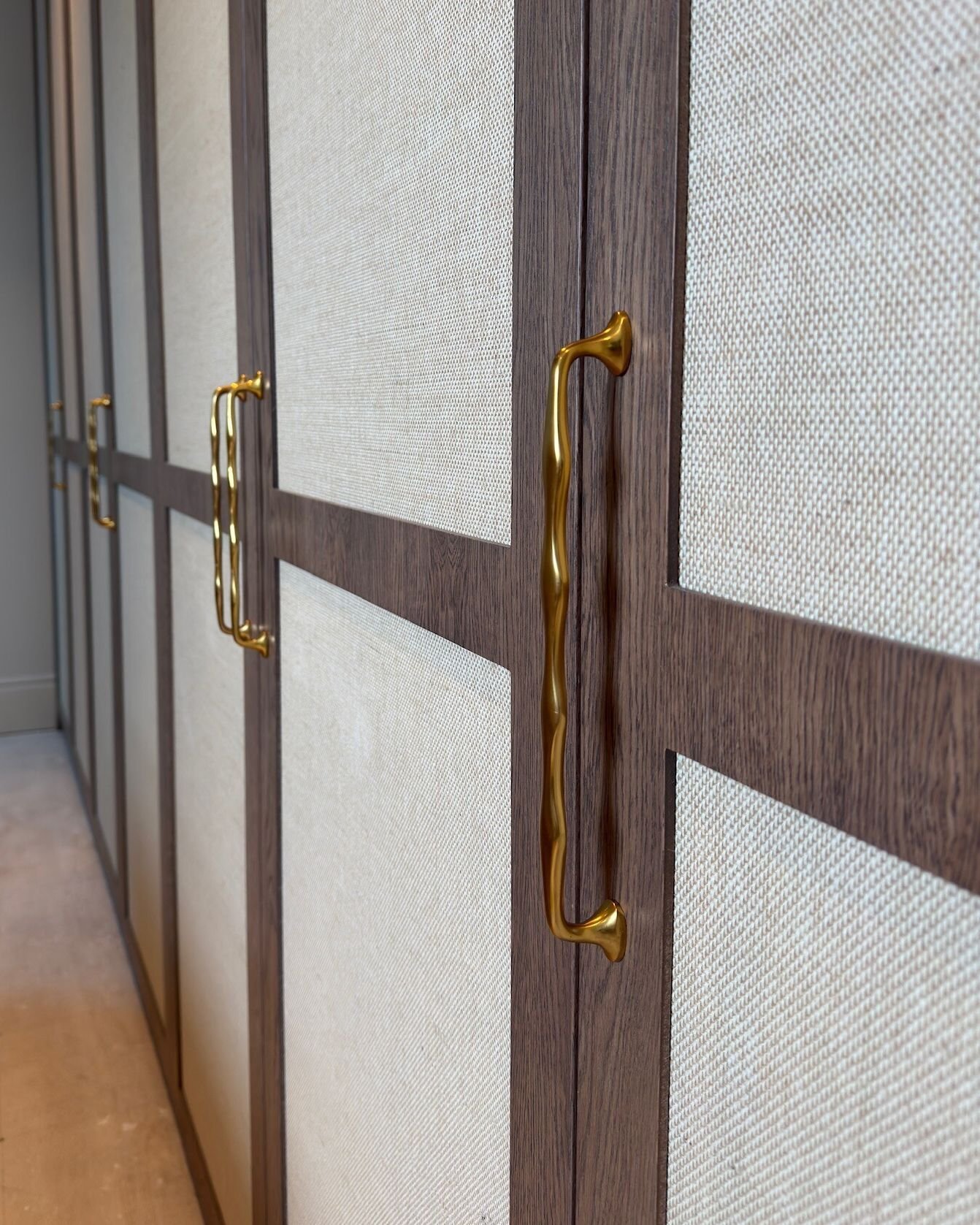 We like fancy handles and we can't deny it. 

This room is still WIP but these statement finishes really elevate the space. 

#buckinghamshirebusiness #buckinghamshiresmallbusiness #bespokefurnituredesign #cabinetmaking #cabinetmaker #bucksandbeyond 