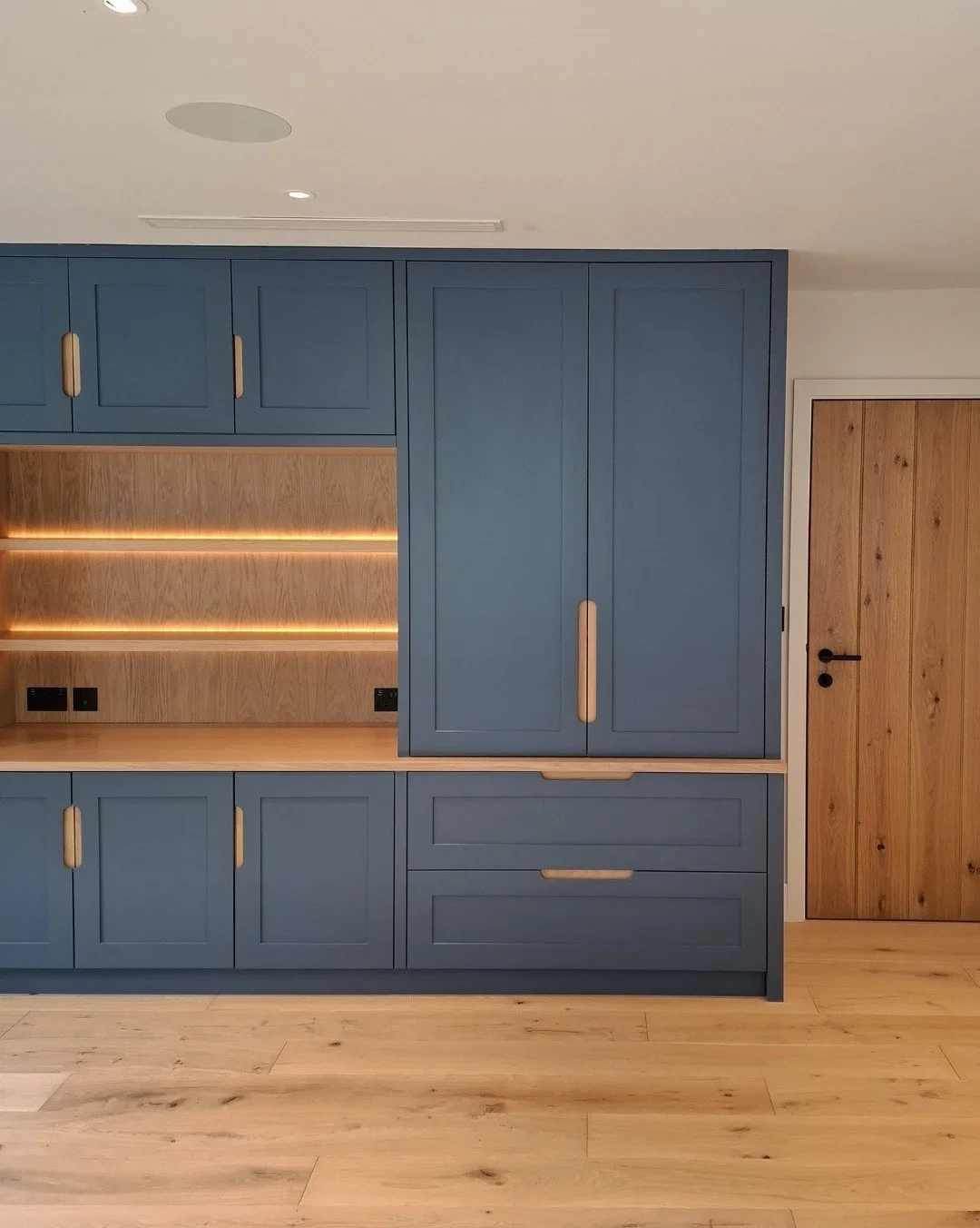 Have you ever thought about a bold colour for your furnishings? 

These shaker style doors with integrated handles feature a spray finish of @farrowandball Stiffkey Blue, with a clear oak lacquer and LED lighting (@hafeleuk)

#buckinghamshirebusiness
