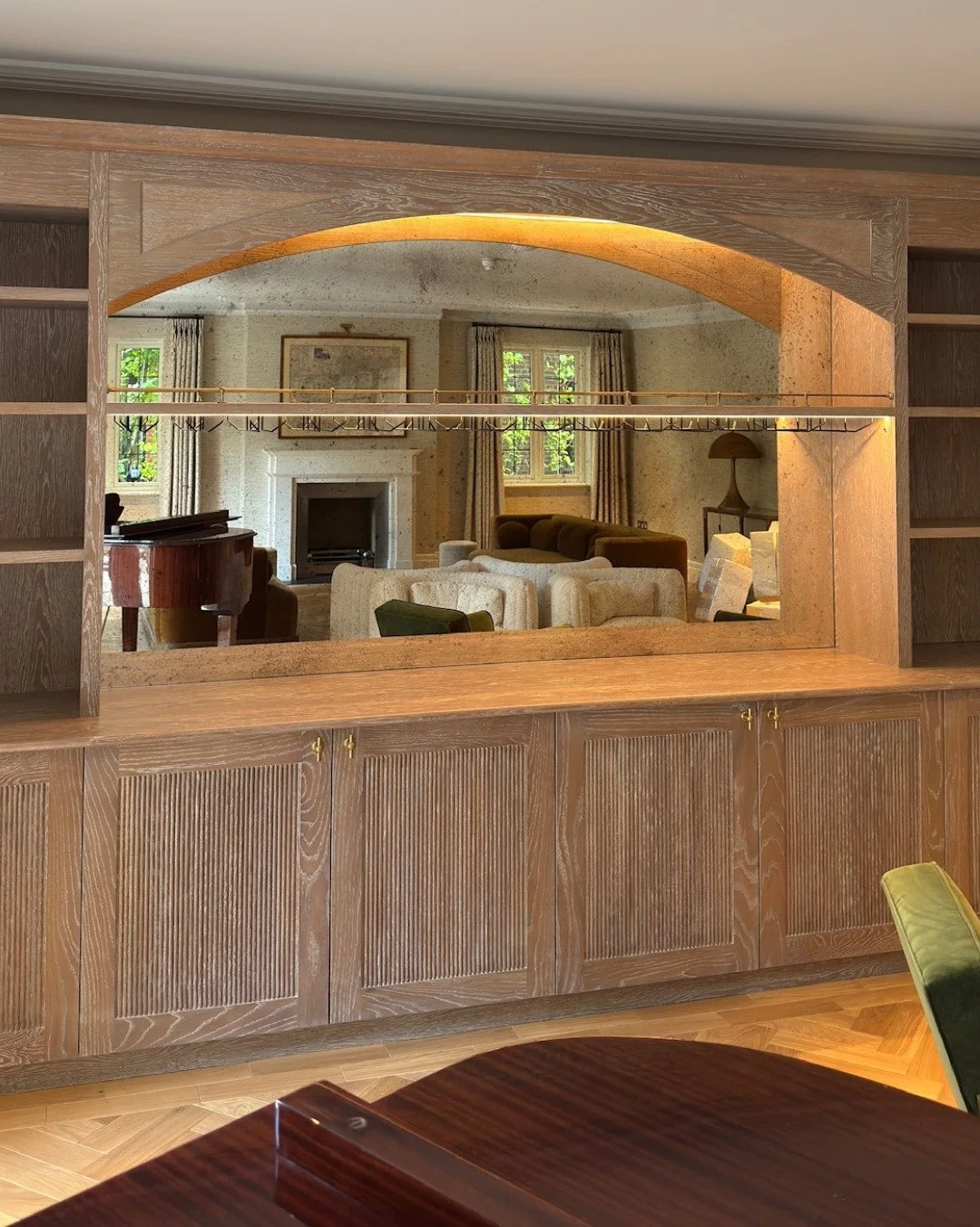 We love this striking home bar unit, made using stained oak with white patina. 

The mirror detailing creates the illusion of space and keeps the overall look modern and fresh. 

#buckinghamshirebusiness #buckinghamshiresmallbusiness #bespokefurnitur