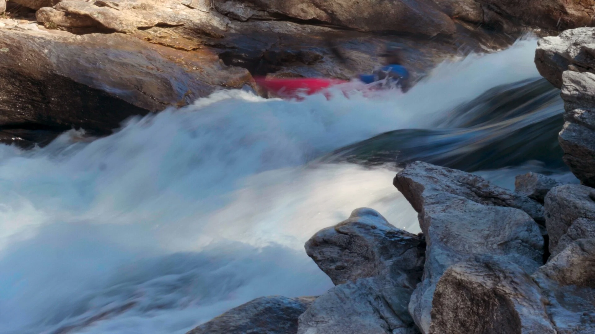 Paddler runs Bull Sluice rapid on the Chattooga river.