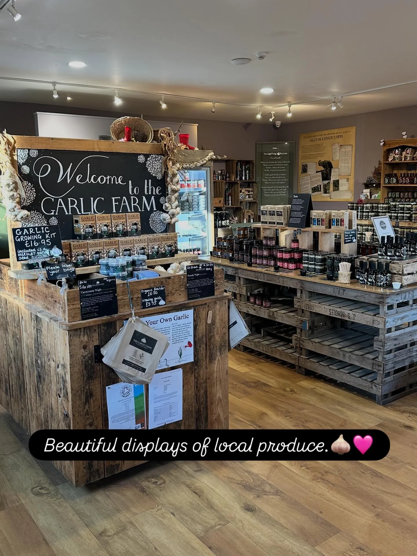 Yesterday, I made the most of the sunshine and took a little trip over to The Garlic Farm here on the Isle of Wight 🧄. They have such beautiful displays of all their produce. I try to support local small businesses wherever I can. I bought some beau