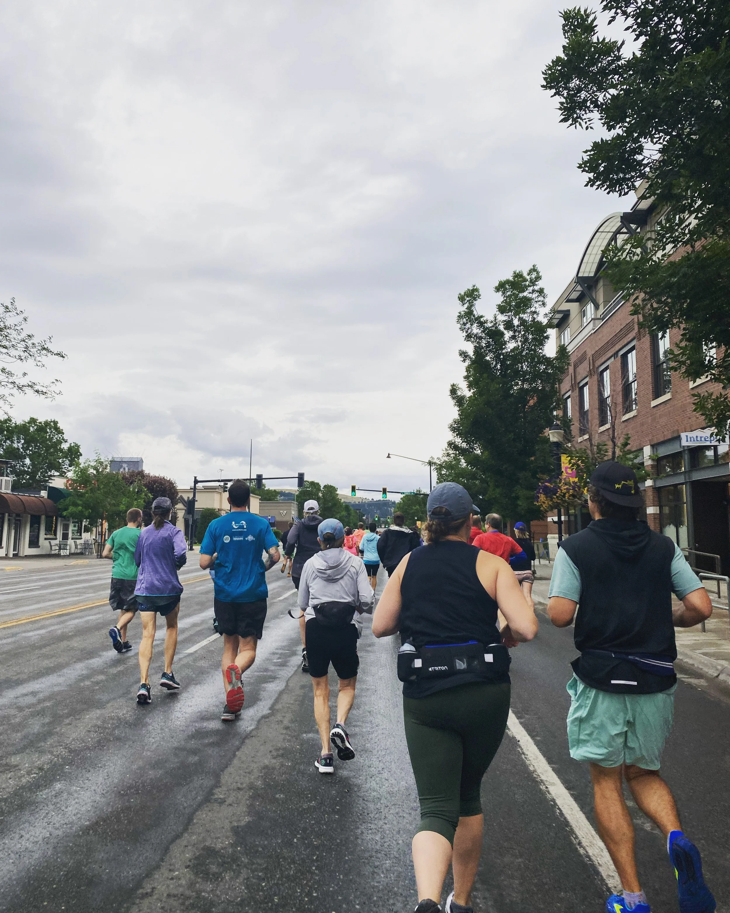 Long distance runners representing individual sports nutrition counseling support