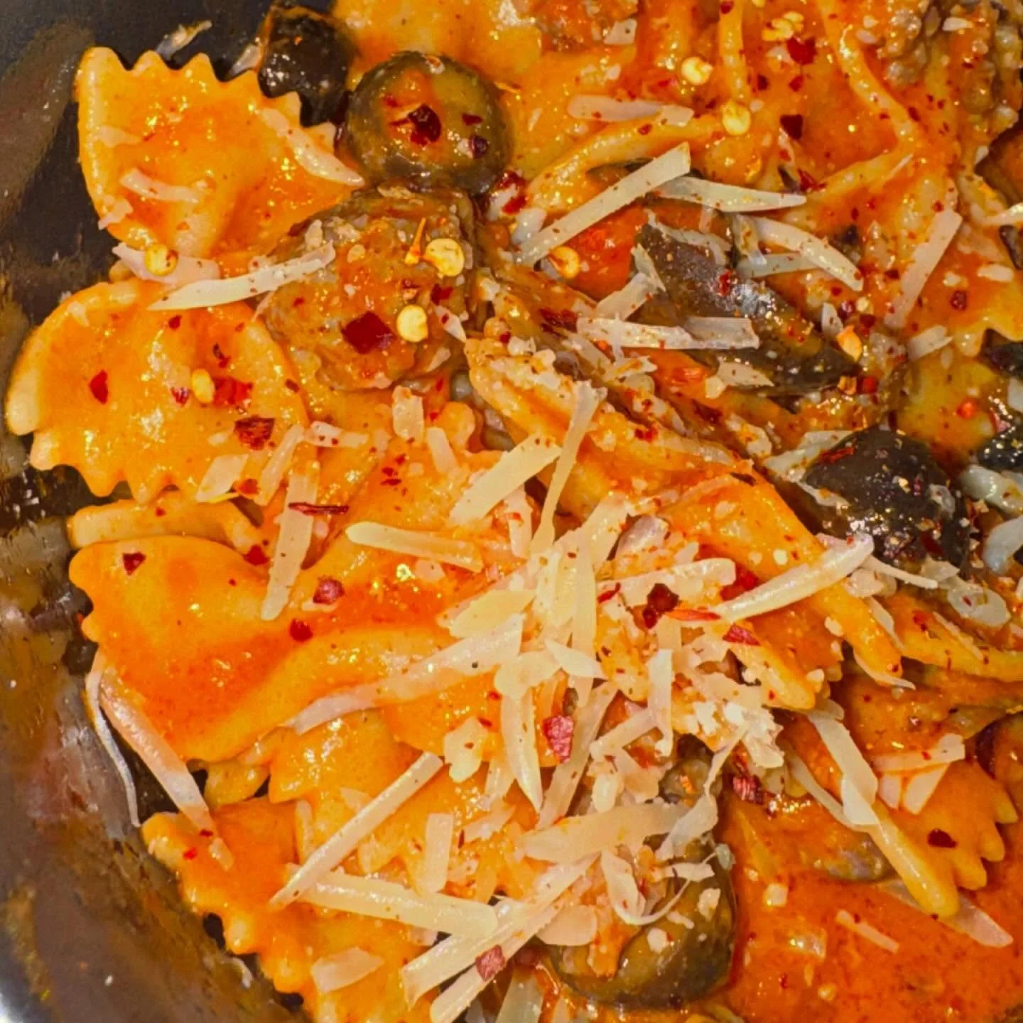 I made this random dish the other night after a long evening of baseball rather than getting take out (what I was leaning towards with it being a late evening) and I&rsquo;m so glad I did. It was too good not to share with you! 🤗 Came together in le