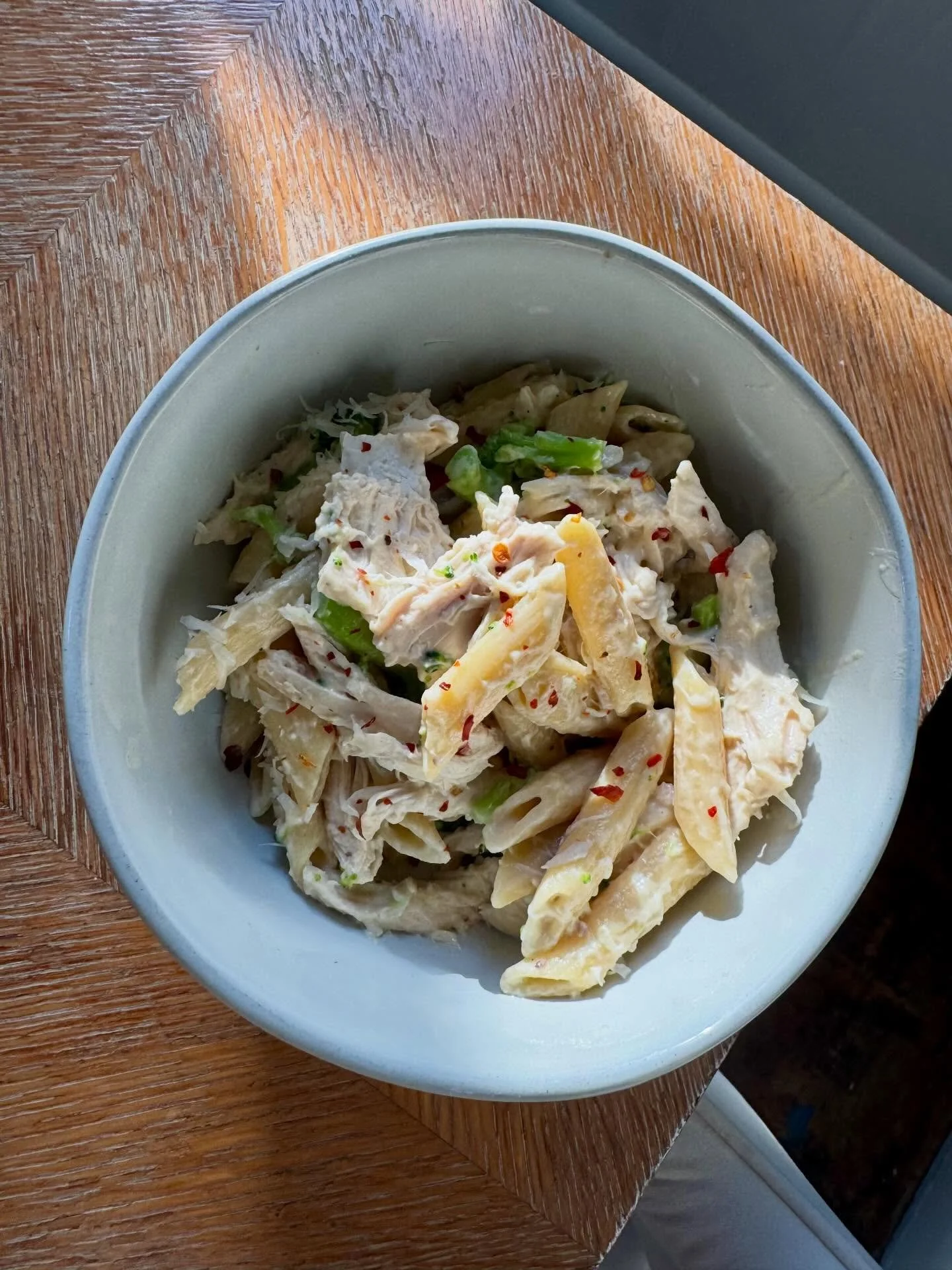 Easy, family-approved dinner idea for the nights you just need to feed everyone without overthinking it. 👏🏼

@barillaus protein pasta 
@raoshomemade garlic Alfredo 
Microwaveable frozen broccoli
Rotisserie chicken 
Chicken stock 
Lemon juice

Quick