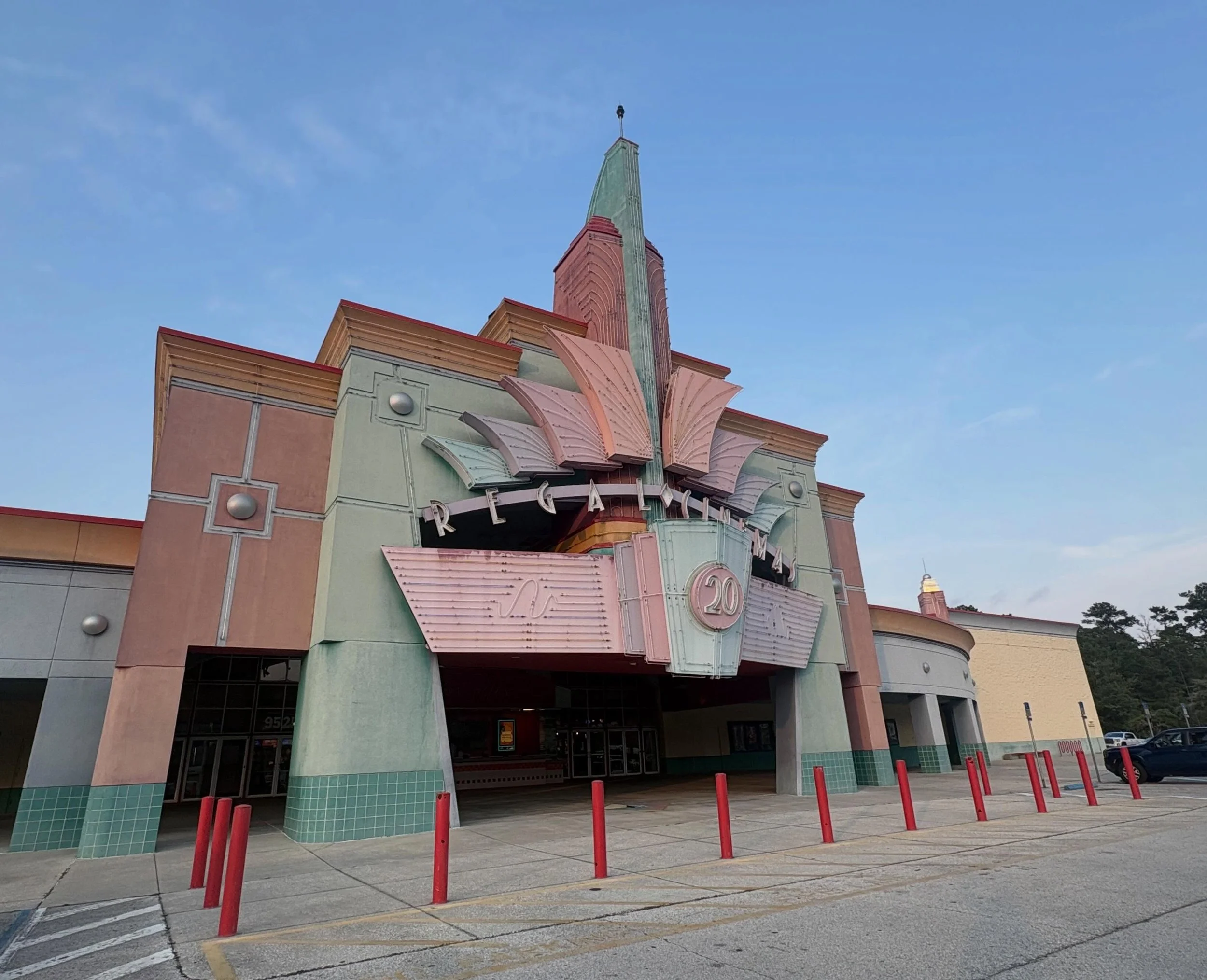 Regal Avenues - Jacksonville, FL

#regal #regalcinemas #movietheaters #tourdecinemas
